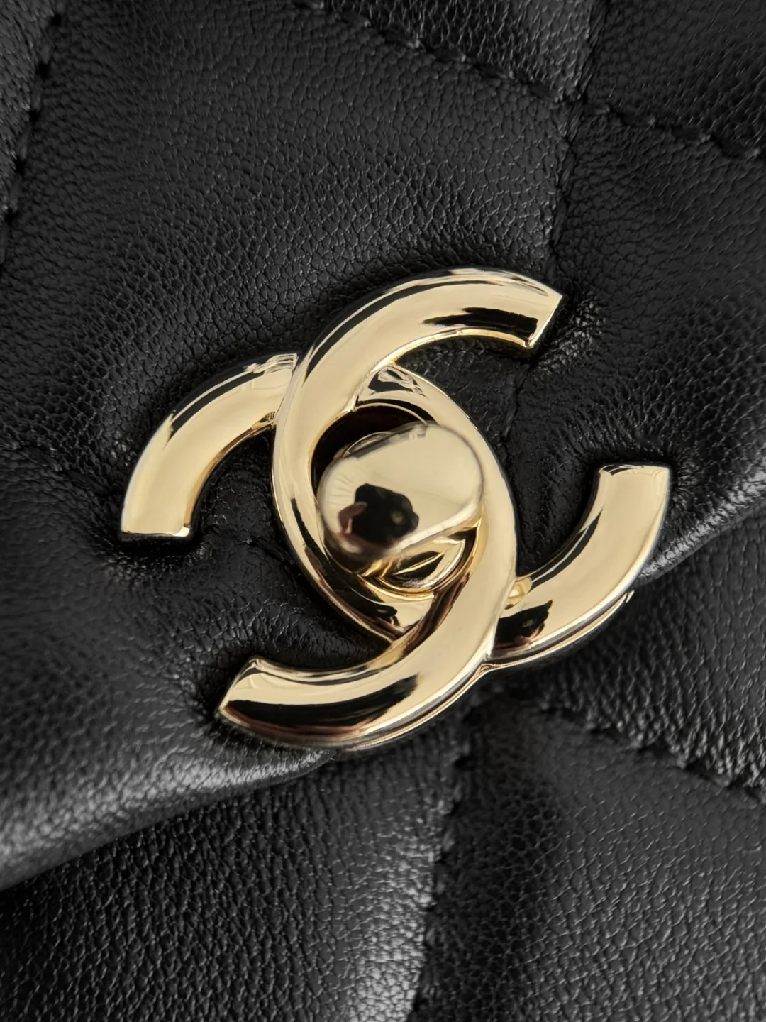 Chan 25S chain shoulder bag