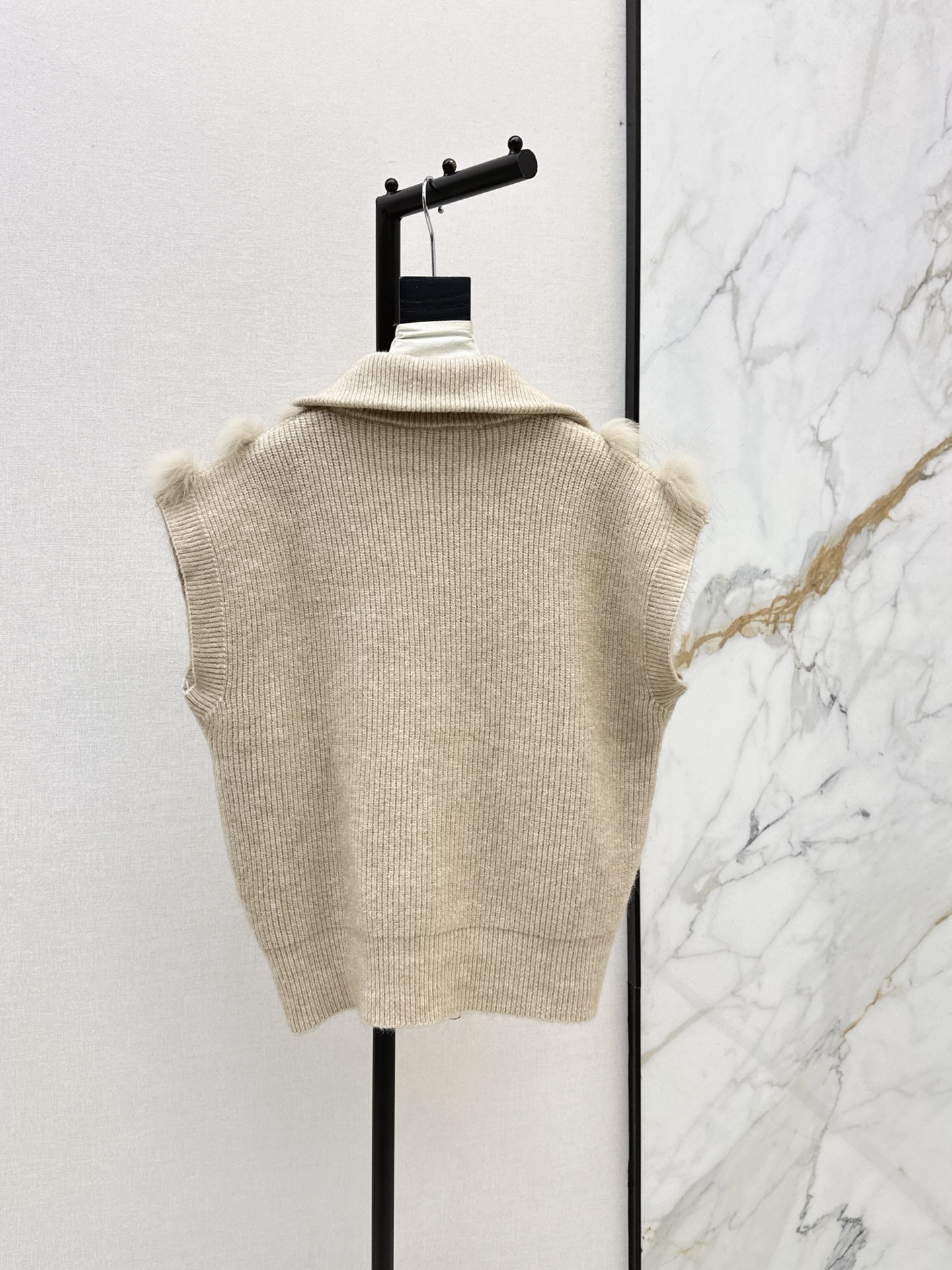 Fen 26fw fur-trim knit vest