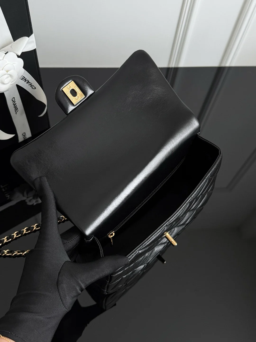 Chan 24B twist handle shoulder bag