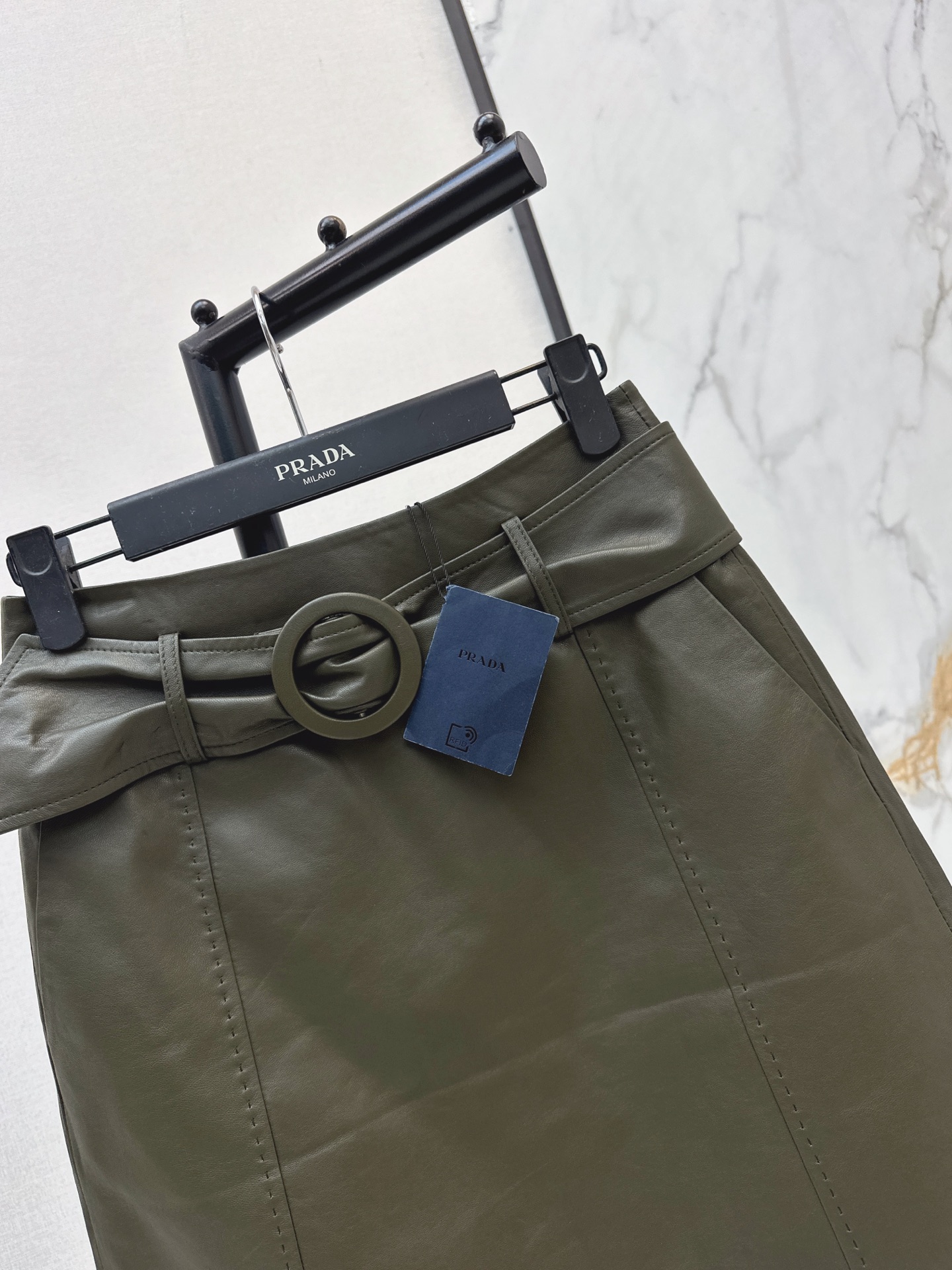 Pra 26fw leather belted skirt