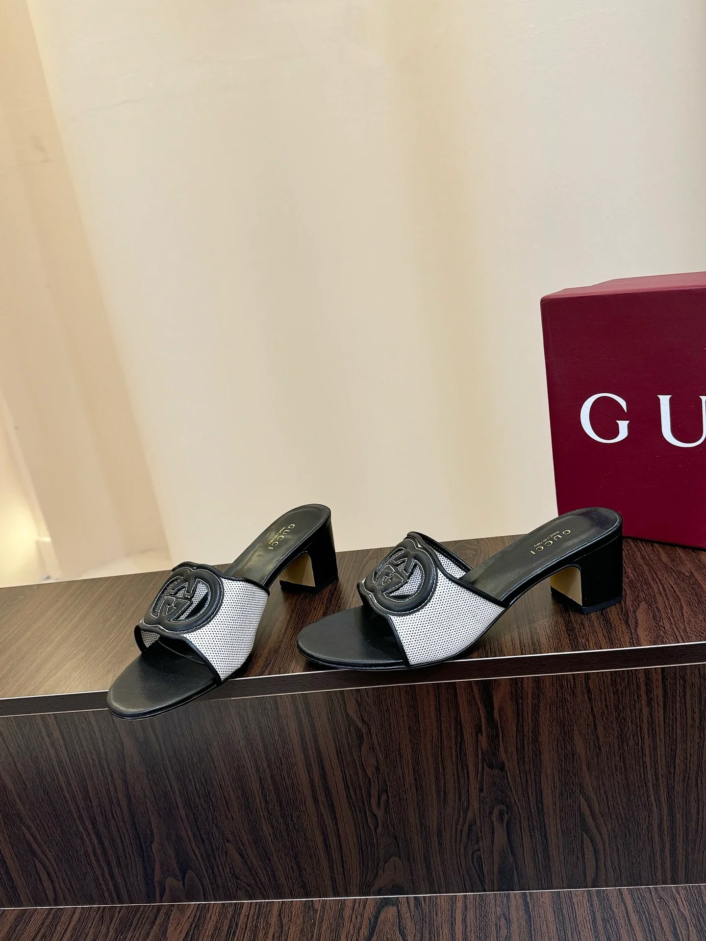 Gucc 25fw slide sandals