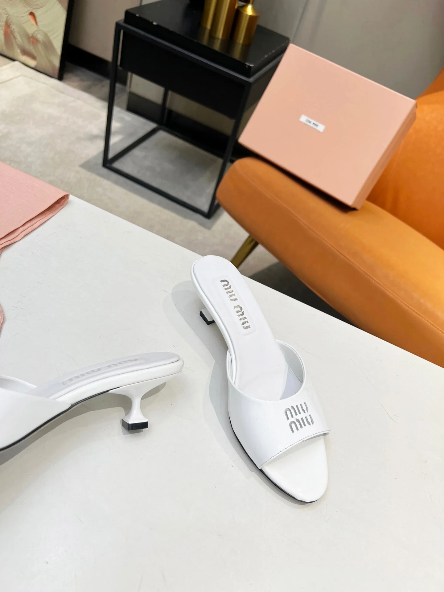M LEATHER SLIPPERS
