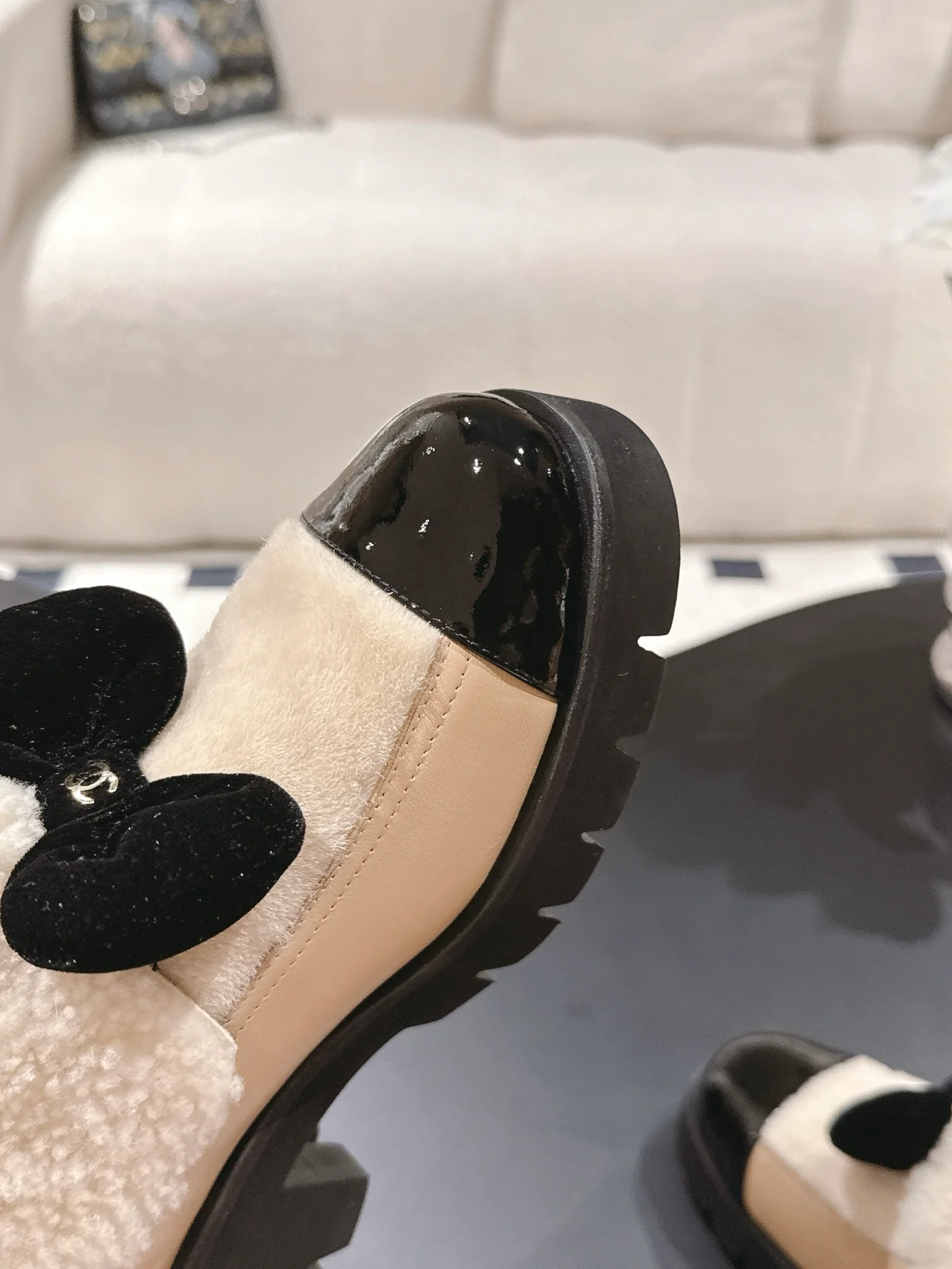 Chan 25fw plush boots with bow