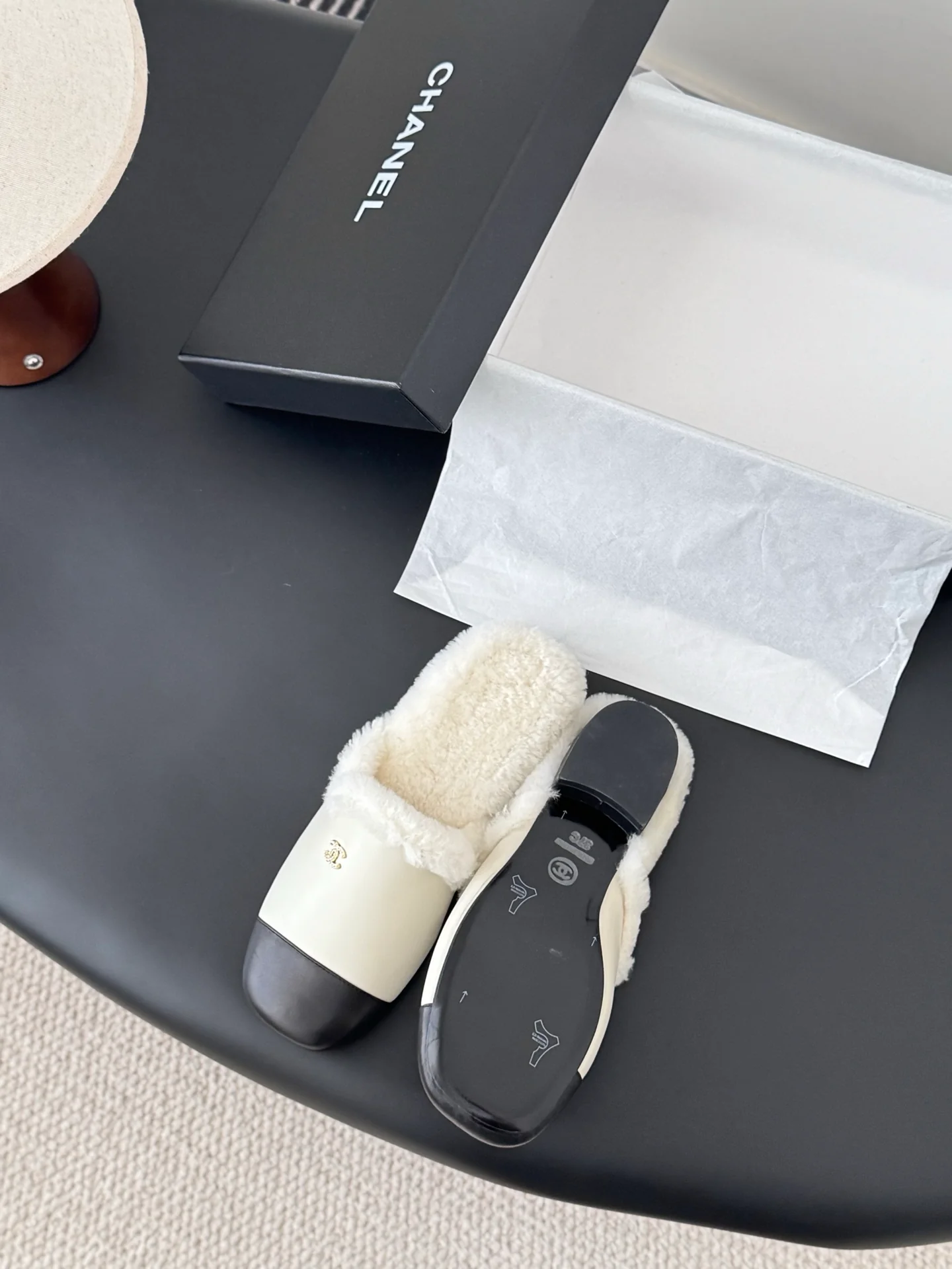 Chan 25fw fluffy slippers