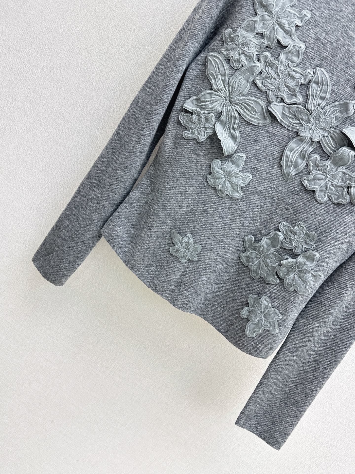 ES 26fw lace embroidery knit sweater