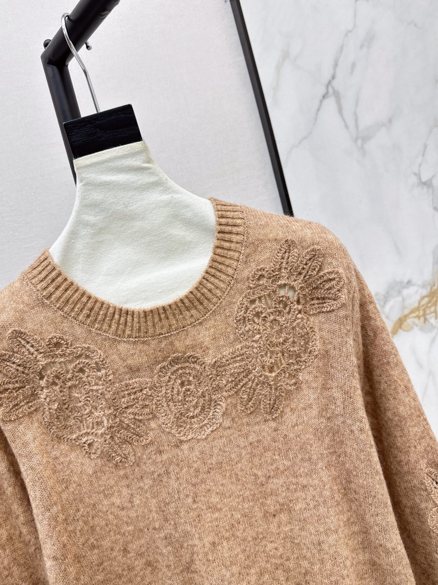 Brun 26fw hollow contract knit sweater