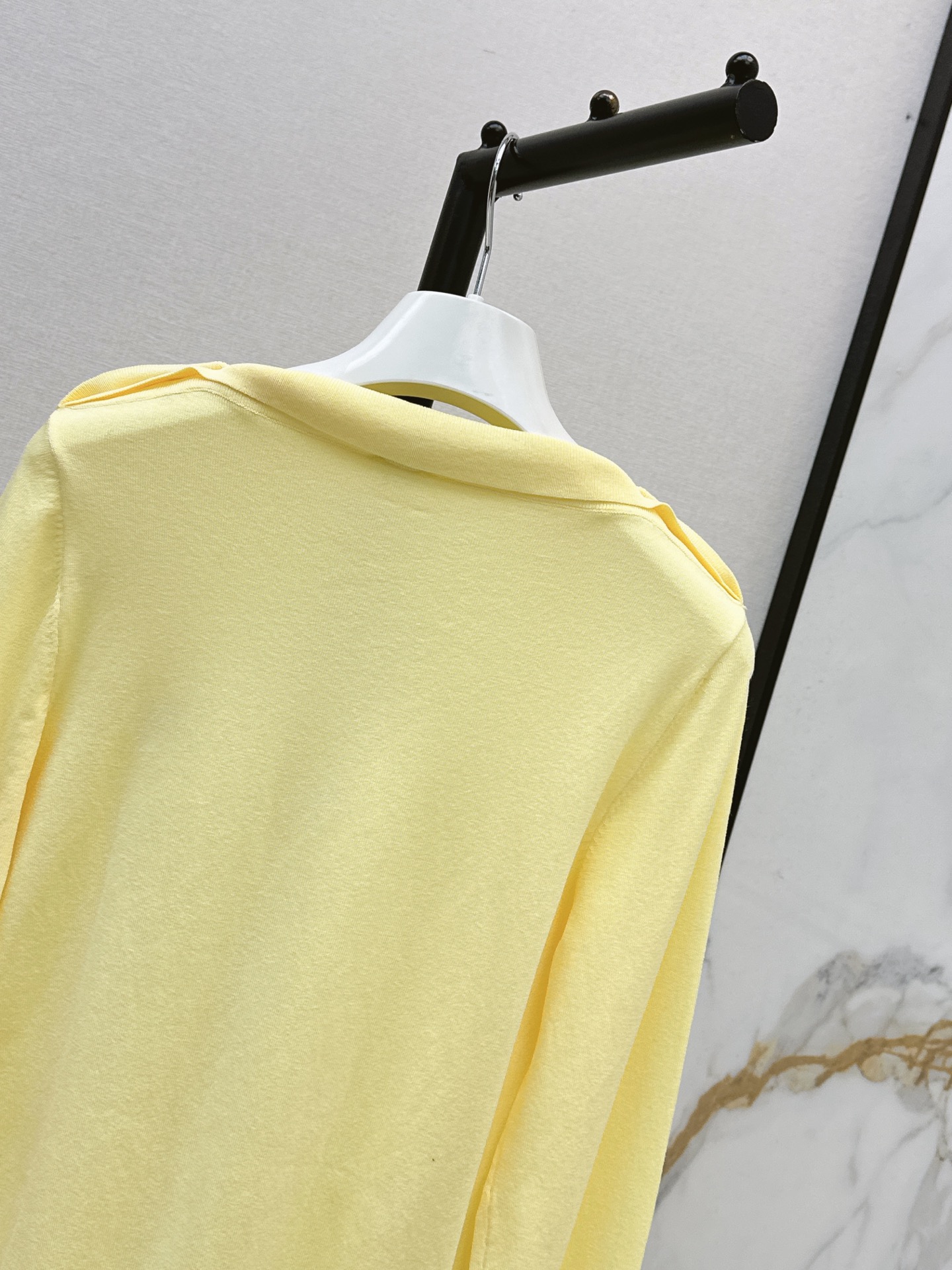 Loe 26fw off shoulder knit top
