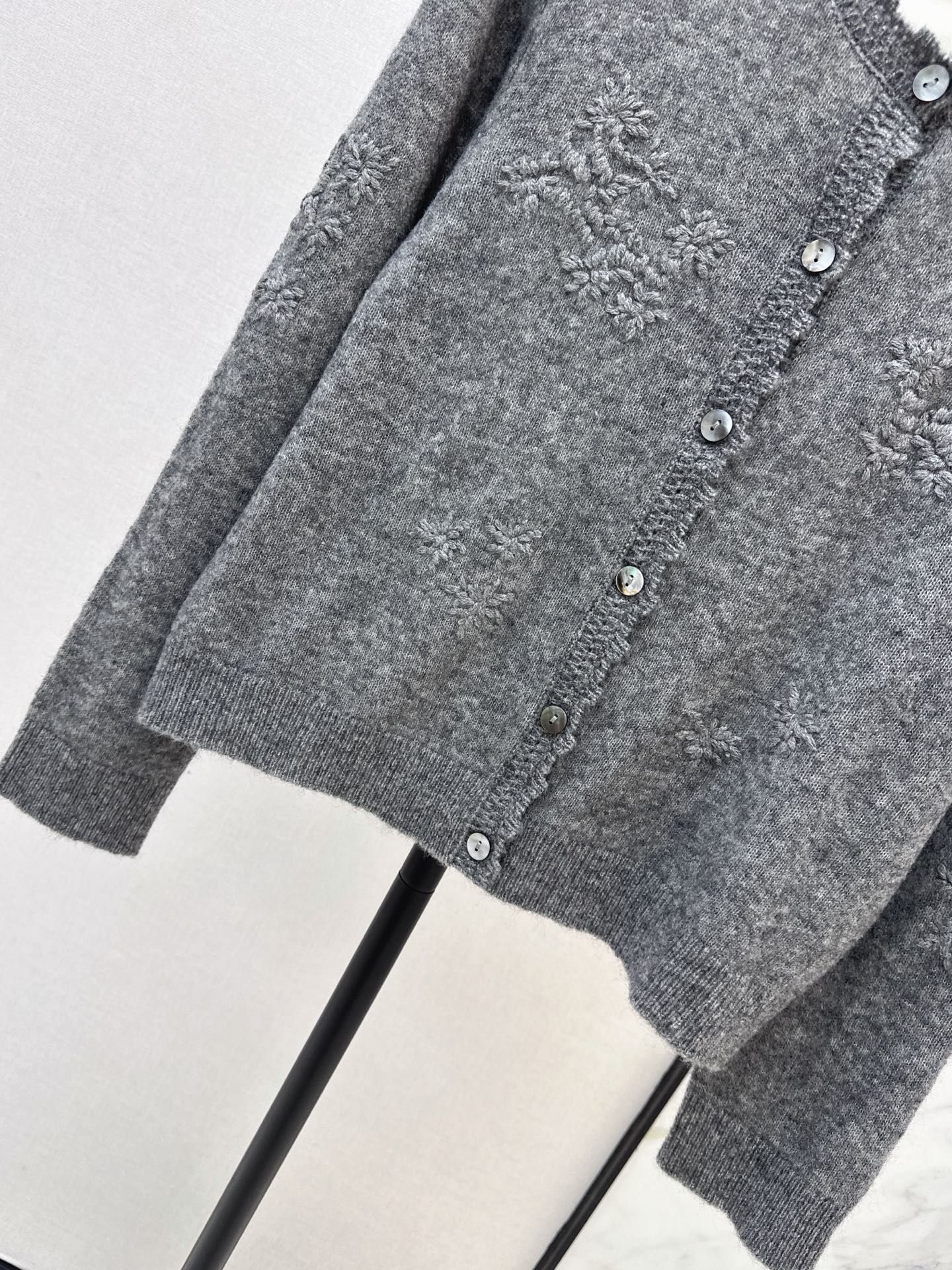 ES 26fw embroidery knit cardigan