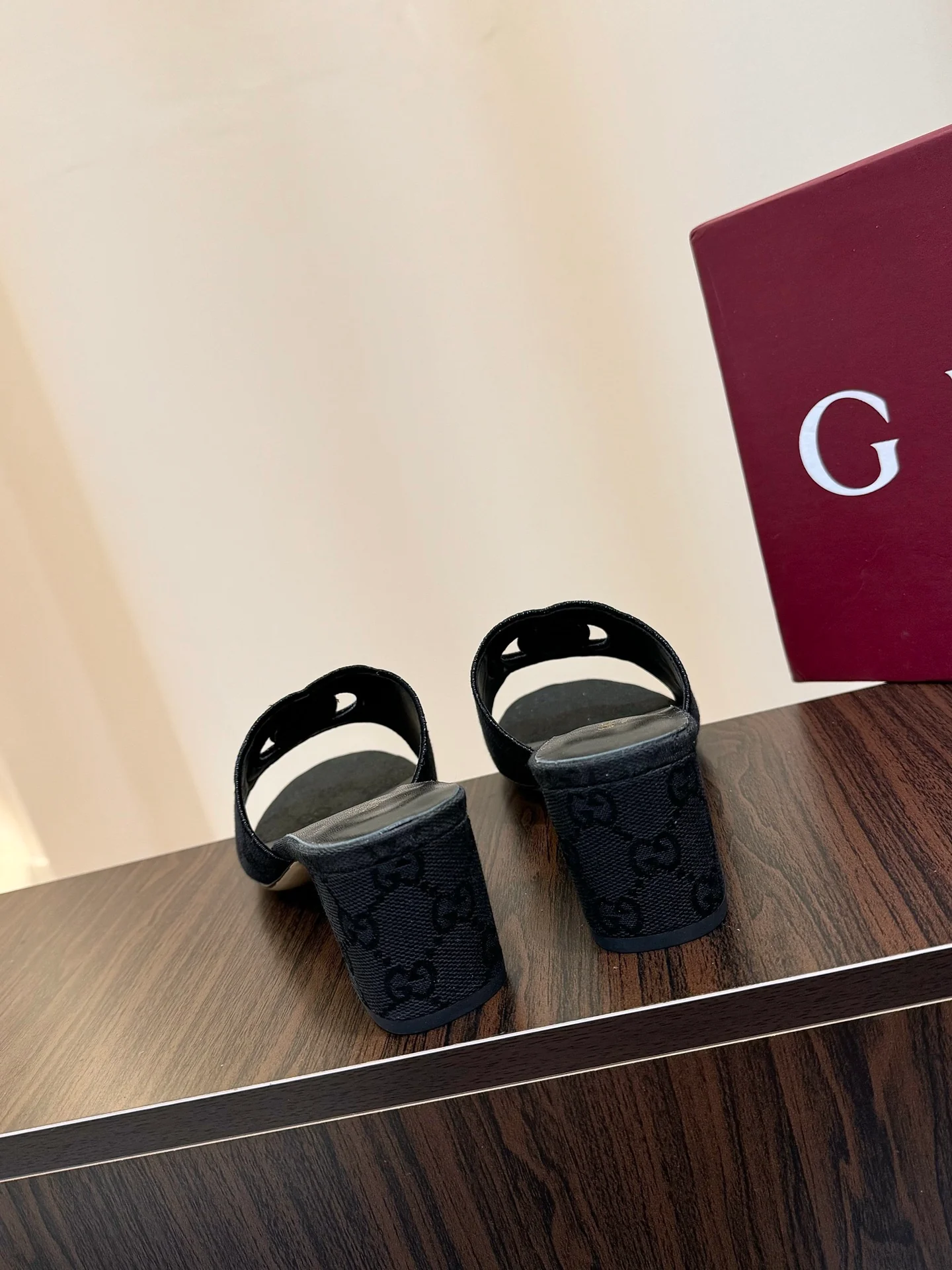 Gucc 25fw slide sandals