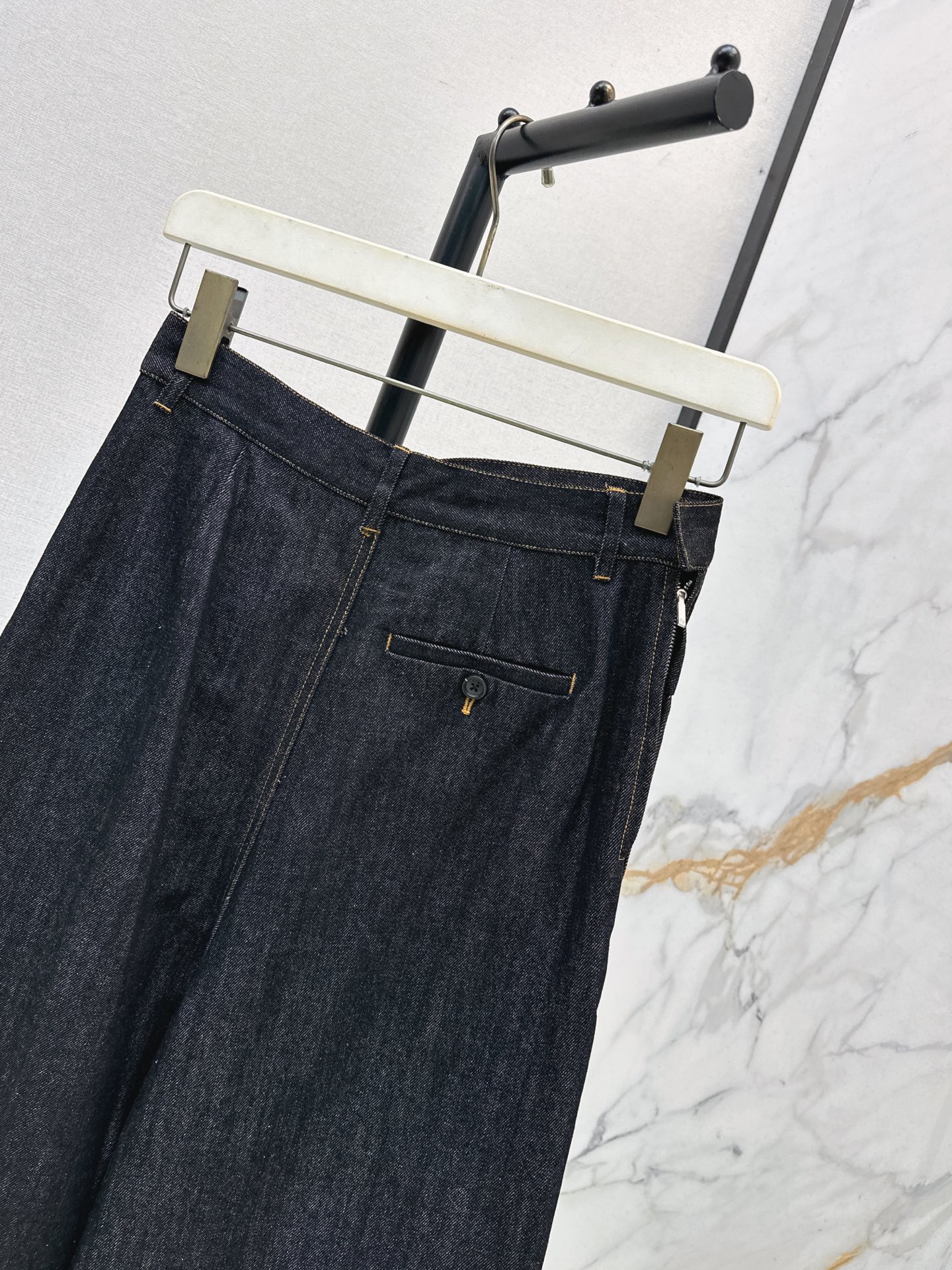 Loe 26fw asymmetric pleated wide-leg jeans