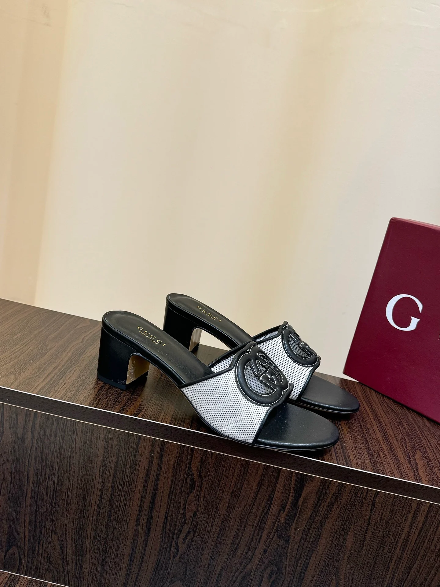 Gucc 25fw slide sandals