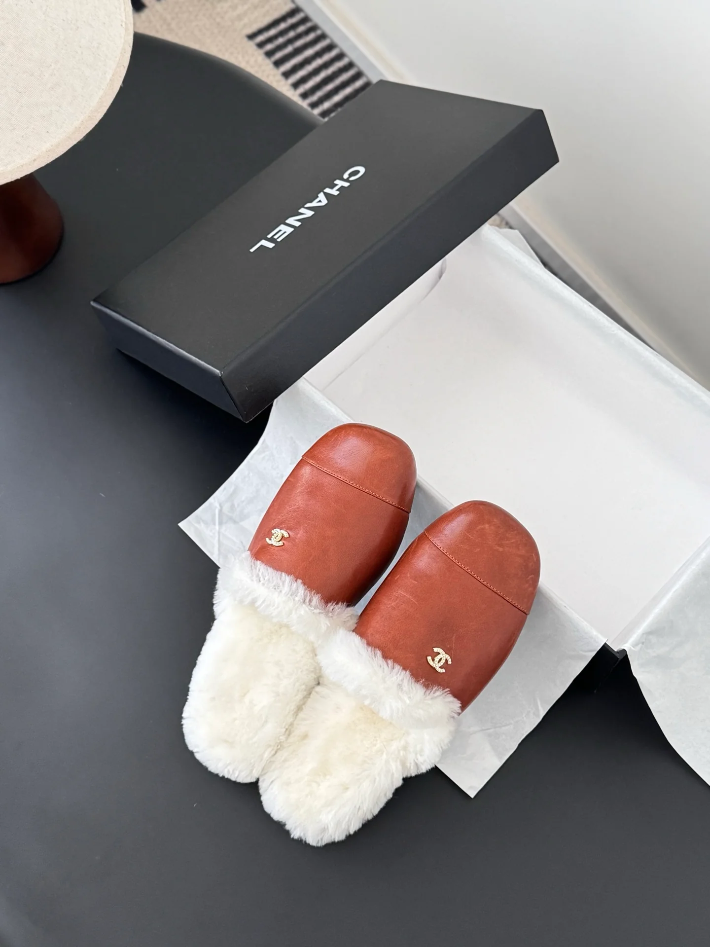 Chan 25fw fluffy slippers
