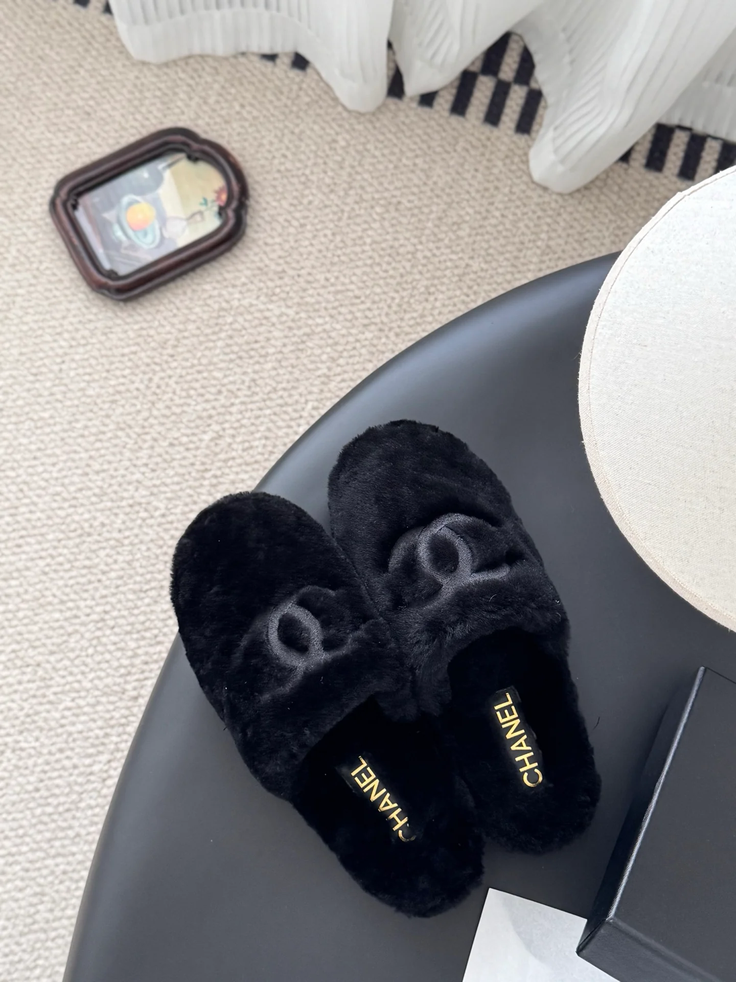 Chan 25fw fluffy slippers