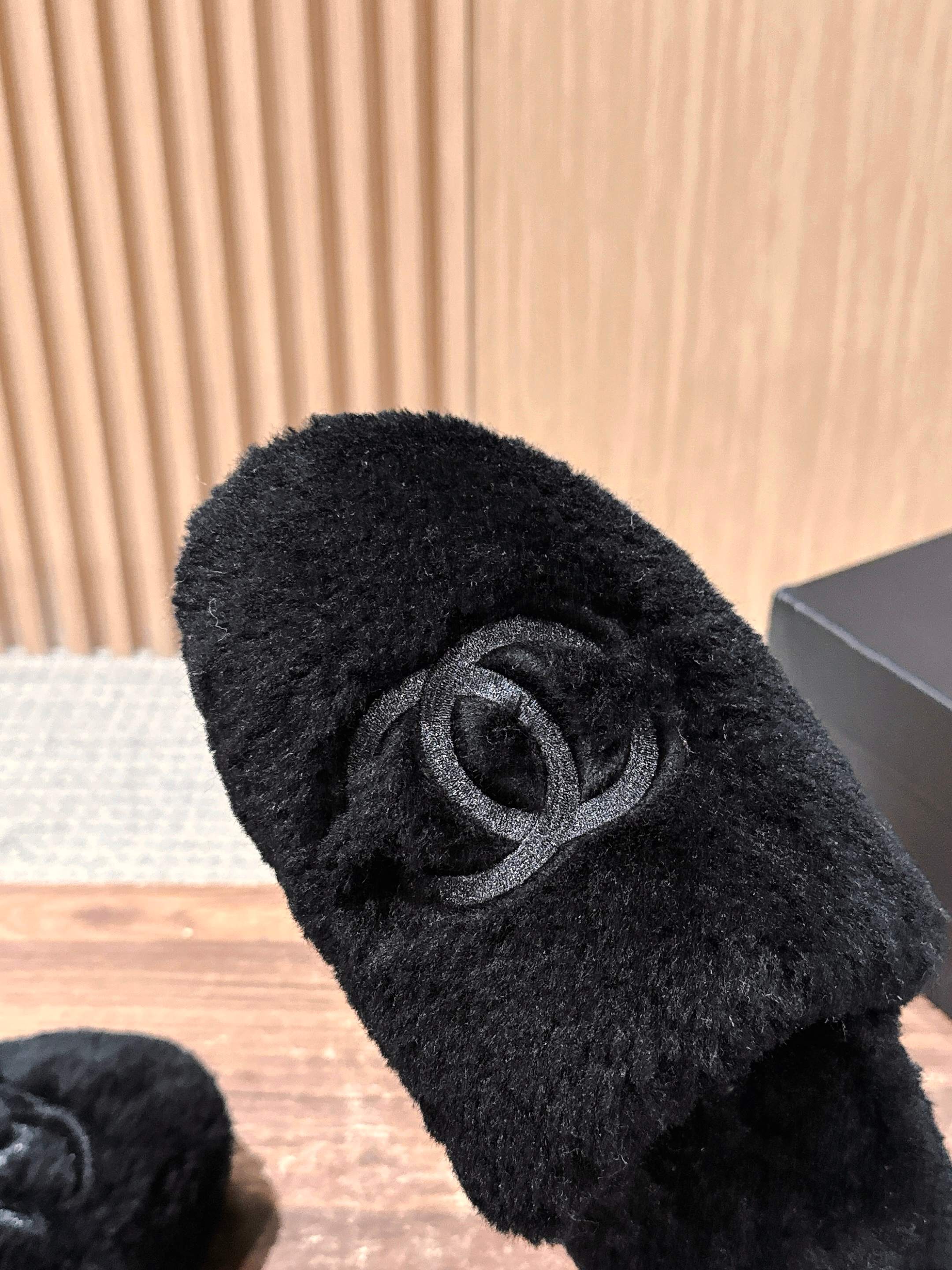 Chan 25fw fluffy slippers