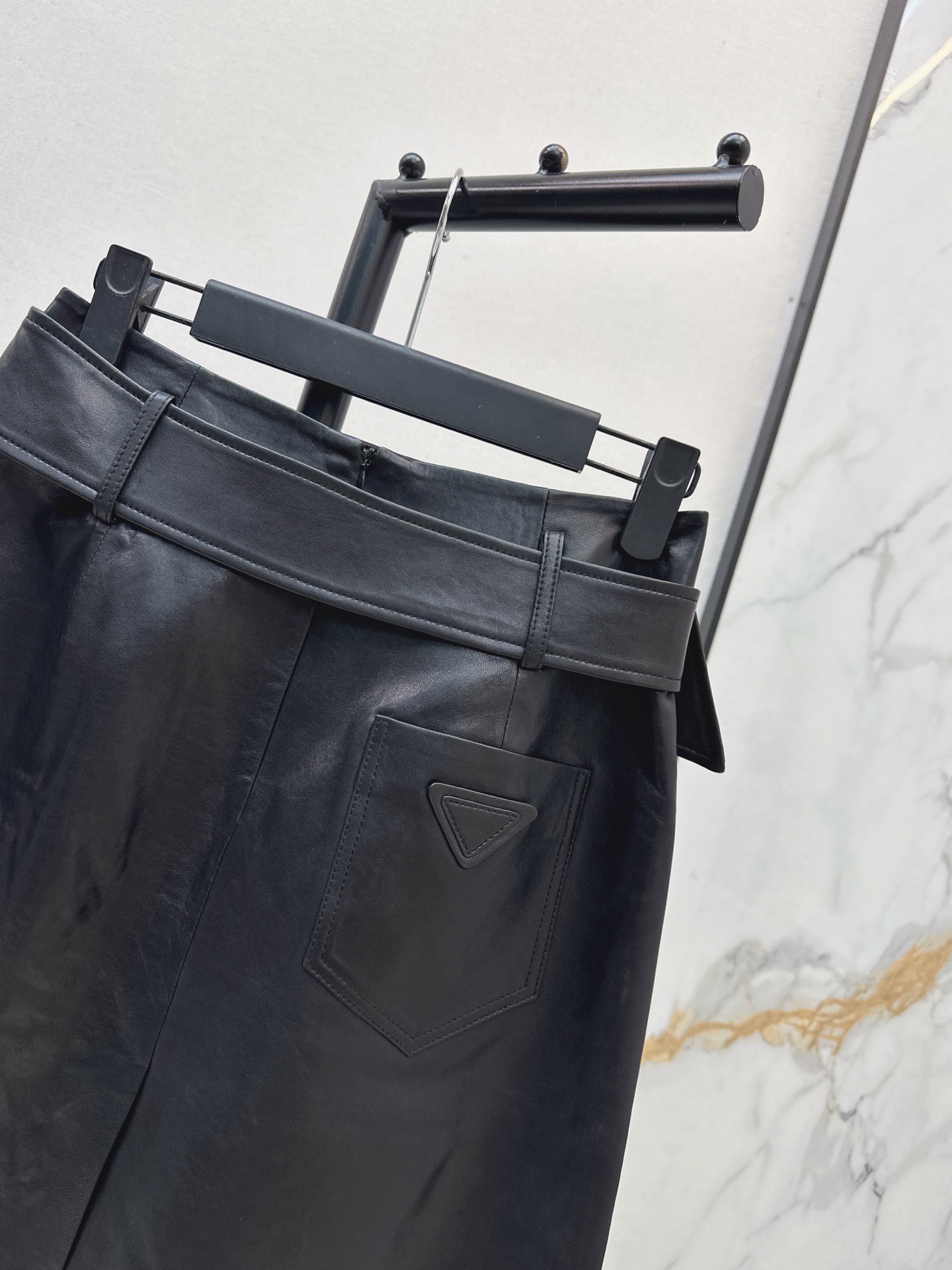 Pra 26fw leather belted skirt