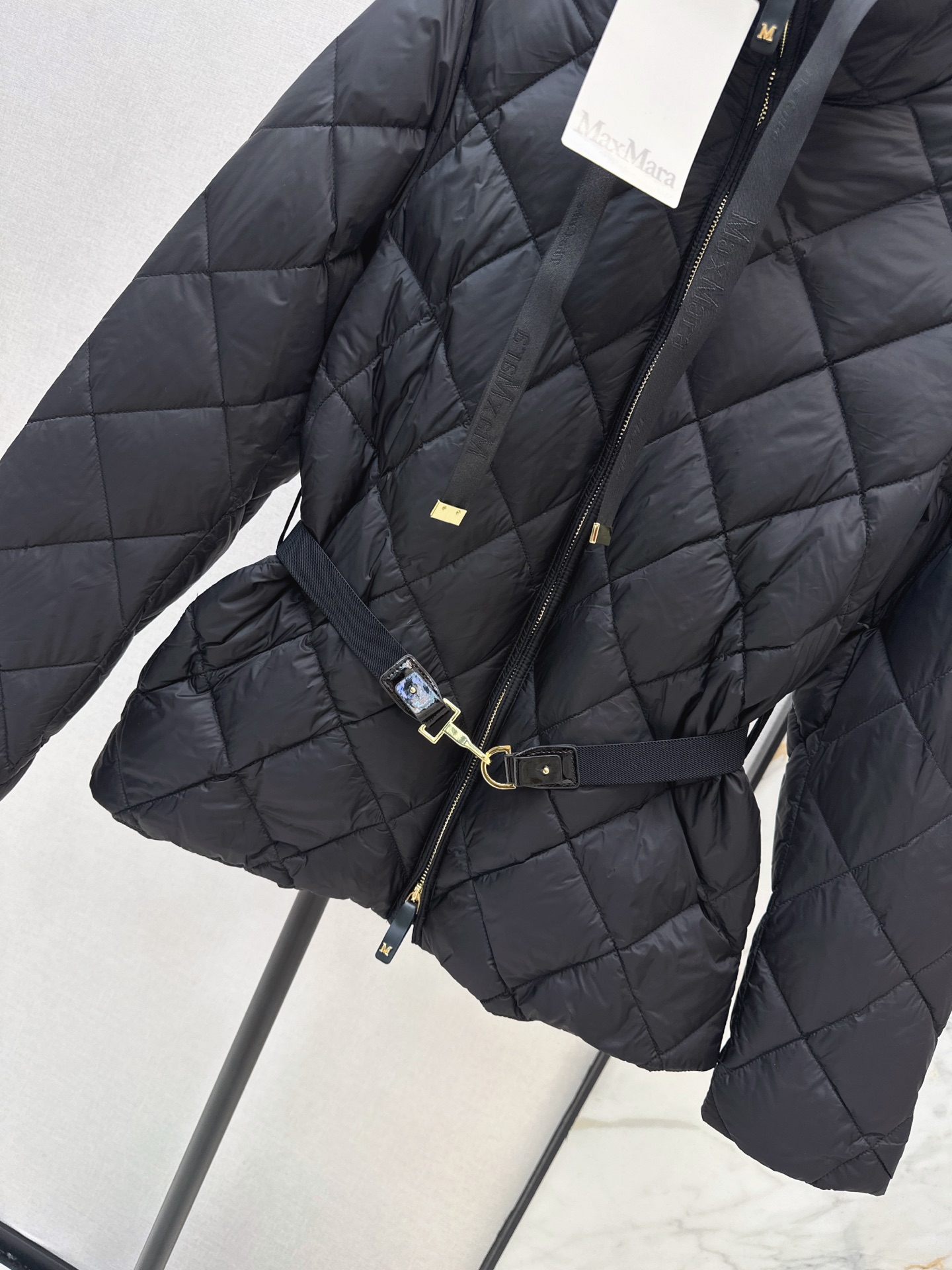 Max 26fw stand-collar belted down jacket