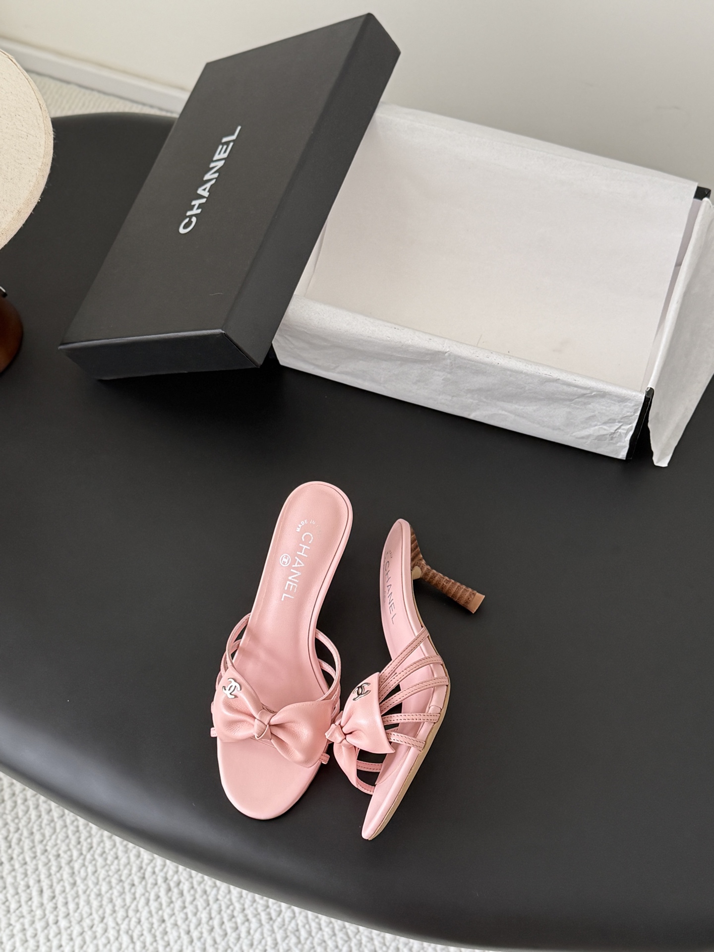 Chan 26K bow kitten slides