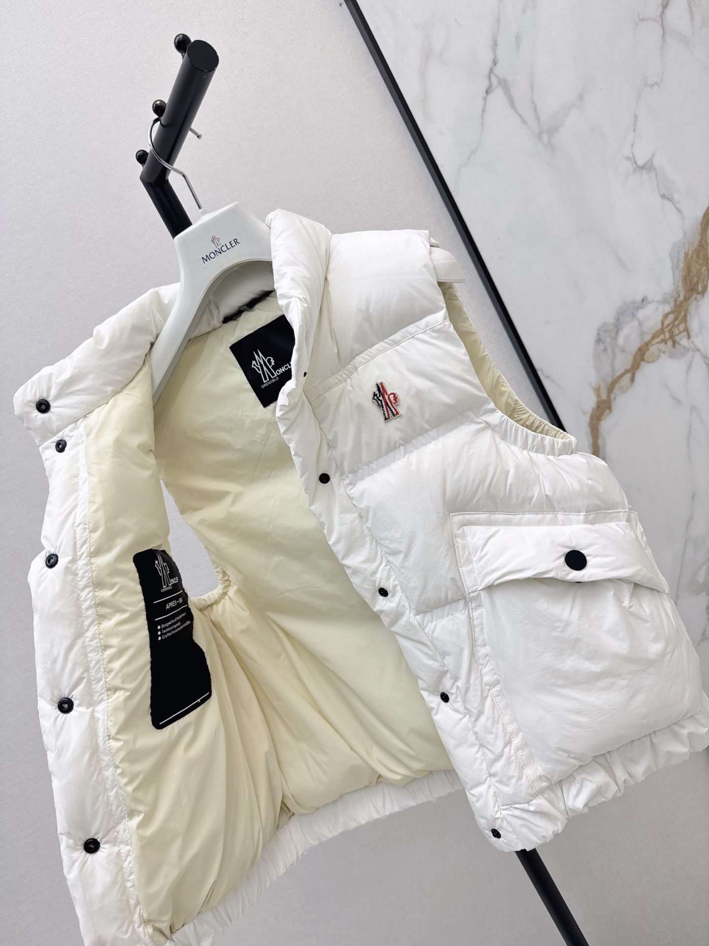 Monc 26fw down vest
