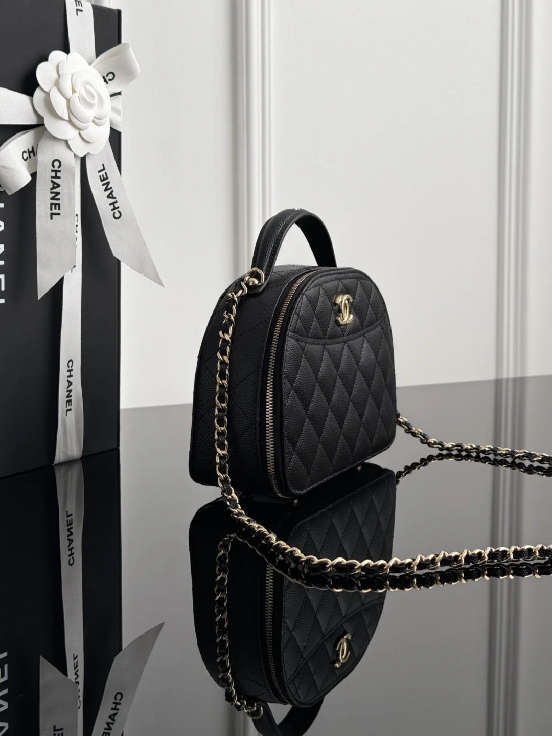 Chan 25C shell bag with chain