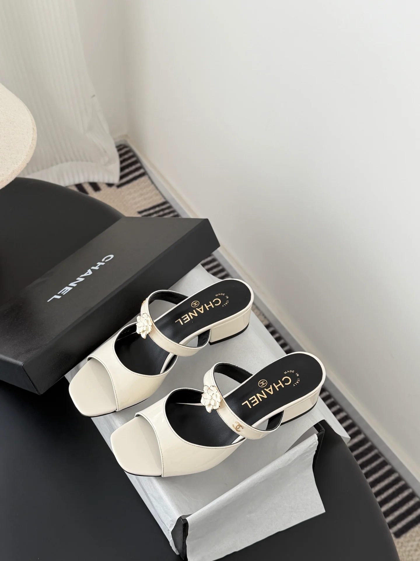 Chan 26ss camellia leather sandals