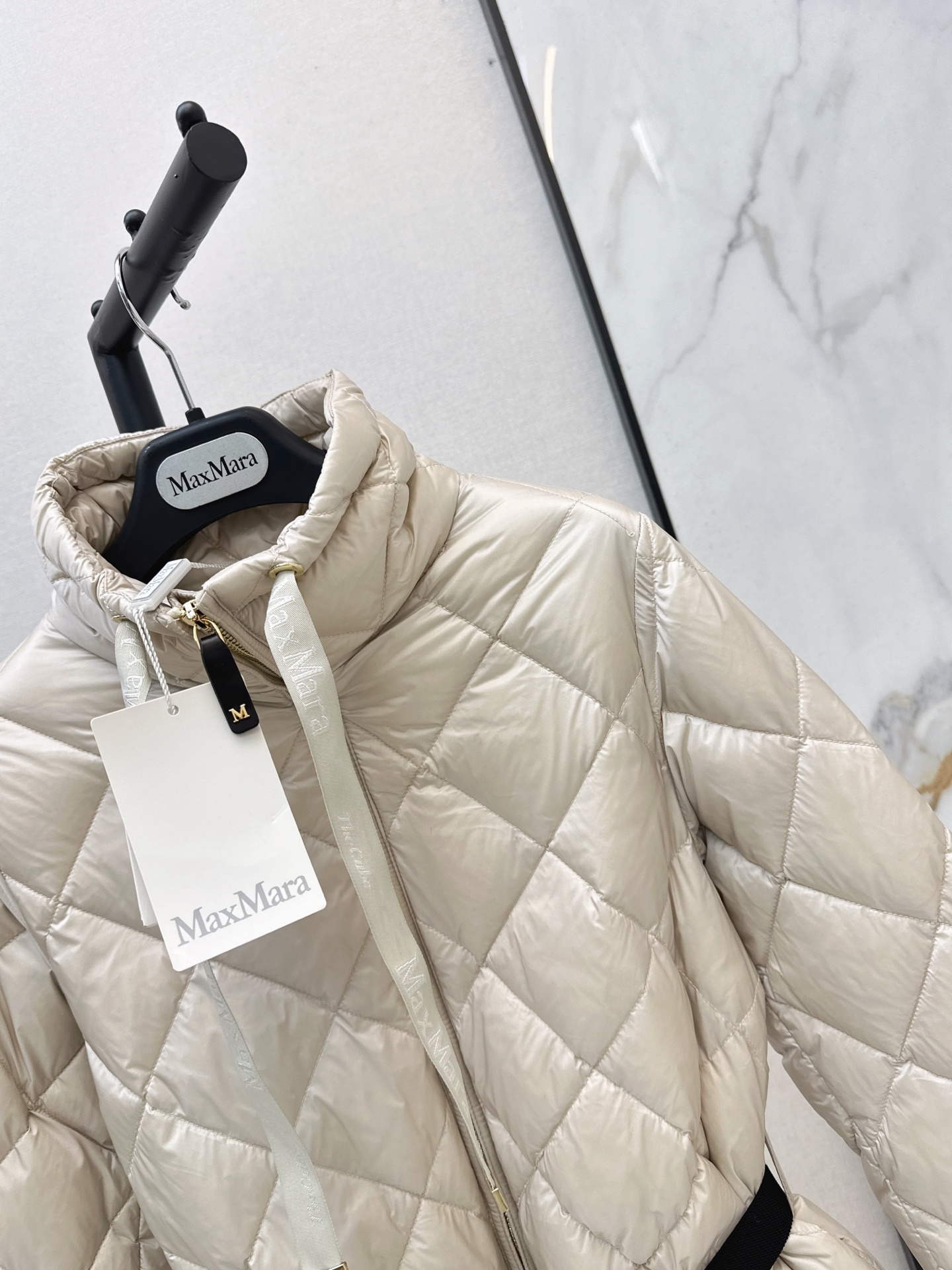Max 26fw stand-collar belted down jacket