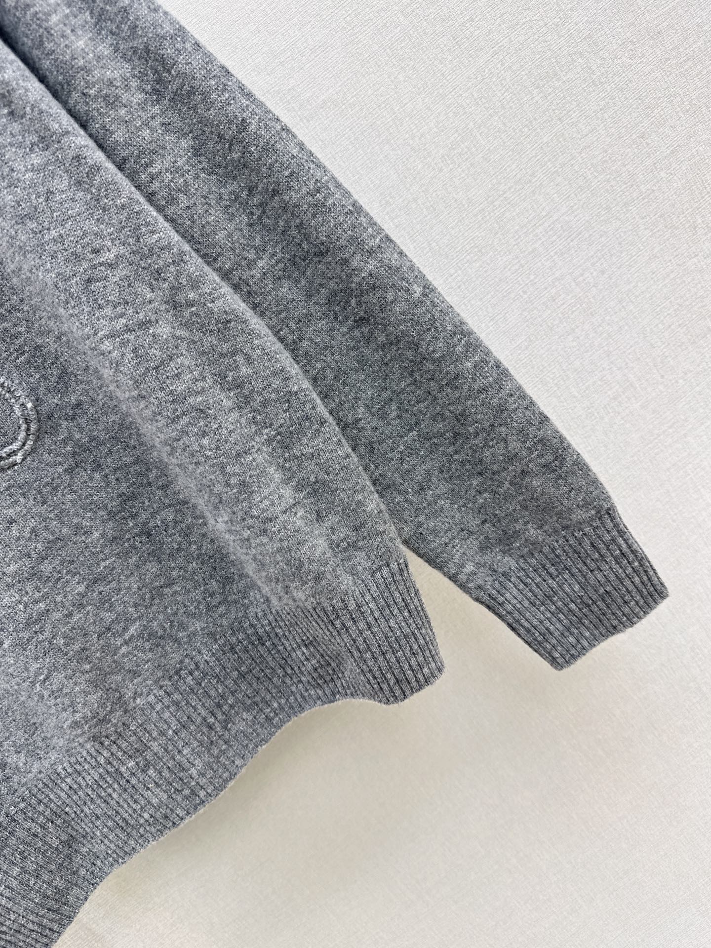 Loe 26fw embroidery sweater