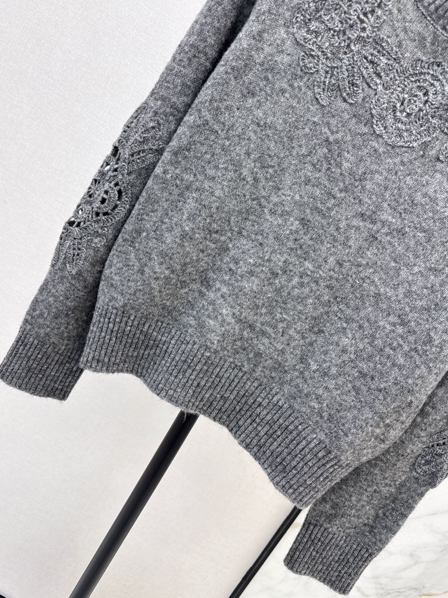 Brun 26fw hollow contract knit sweater