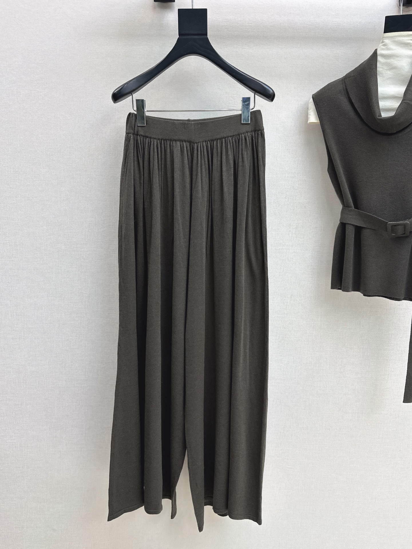 Her 26fw belted knit sleeveless top pants sets