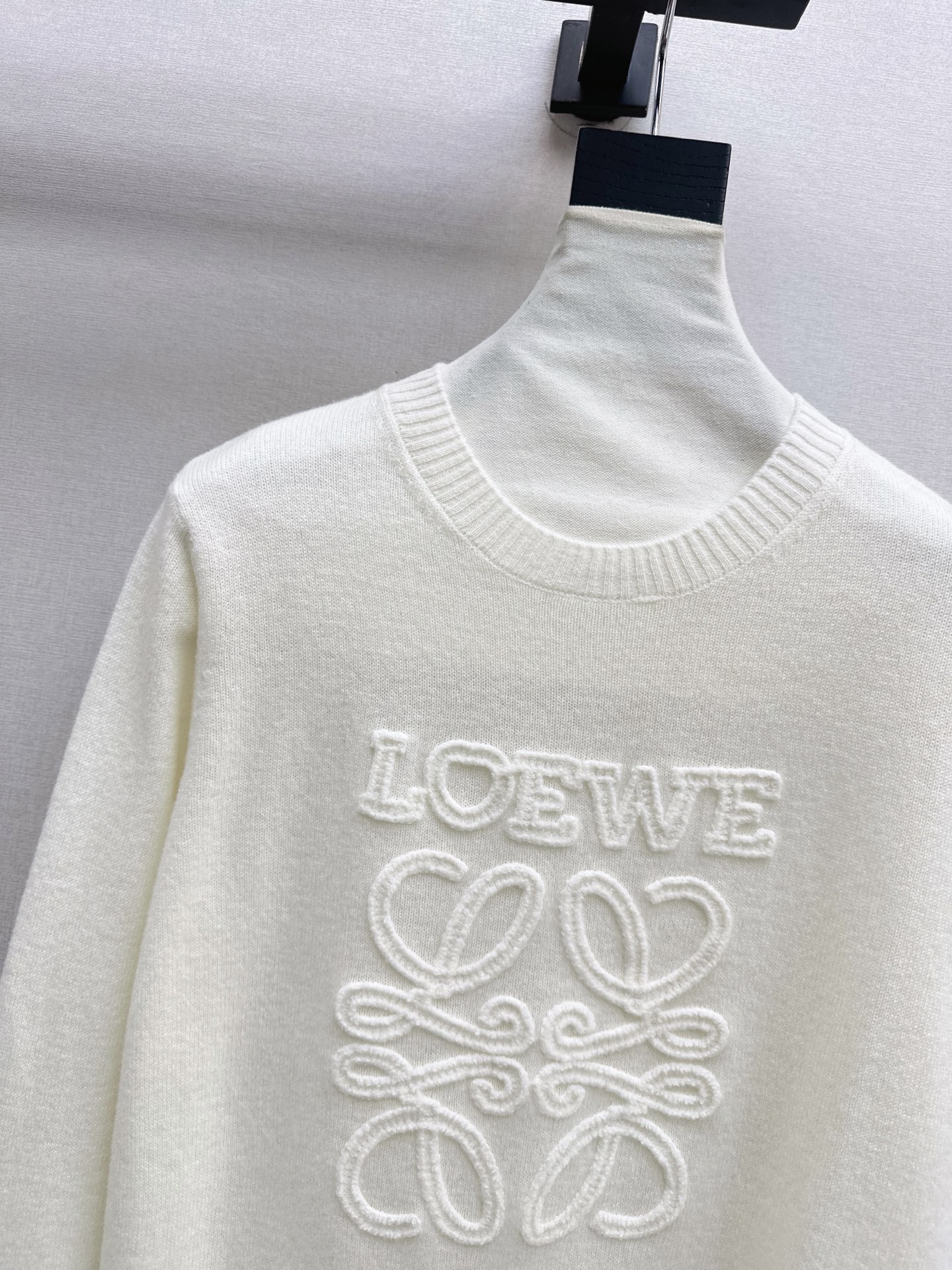 Loe 26fw embroidery sweater