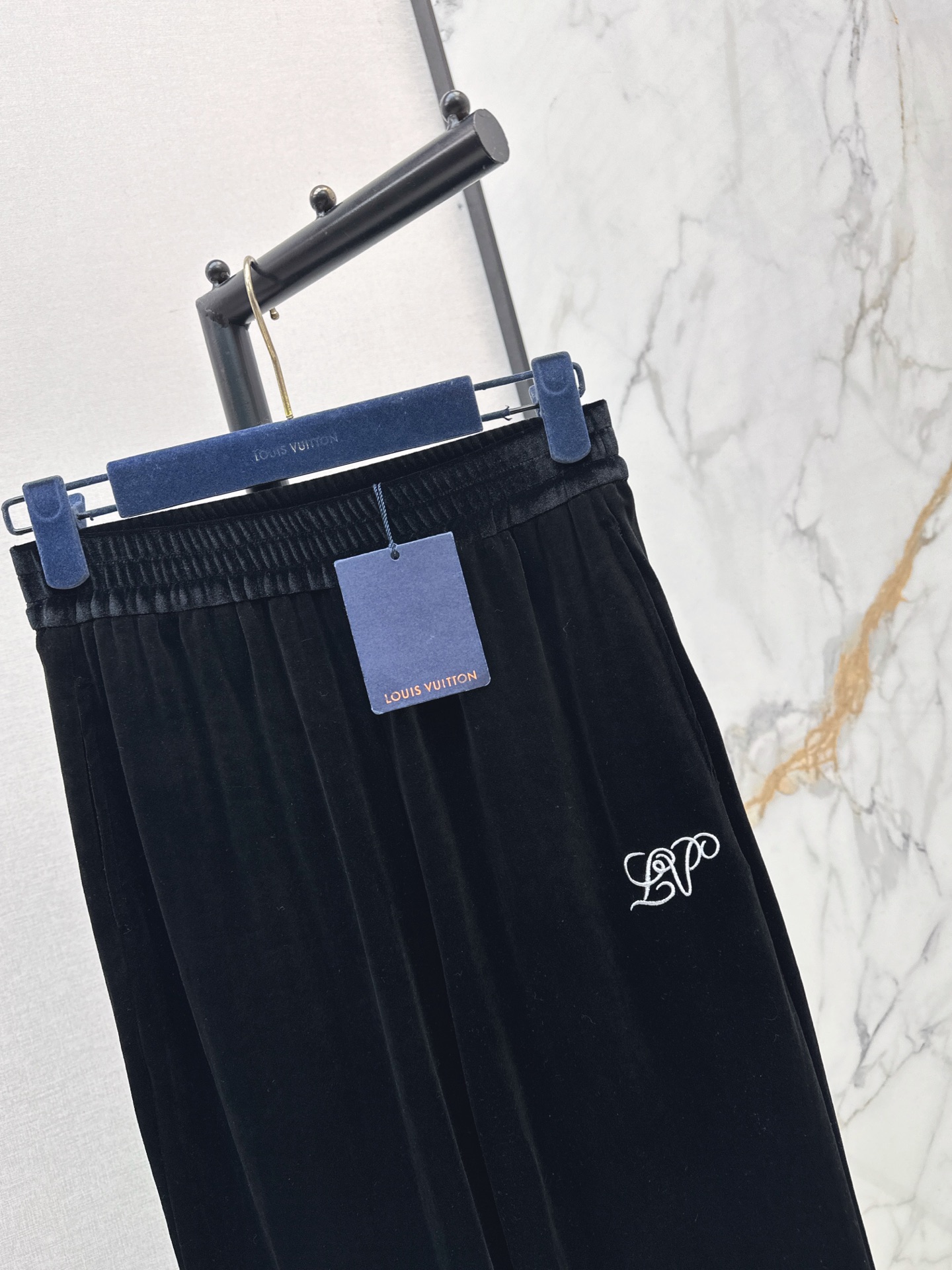 Loui 26fw velvety straight pants