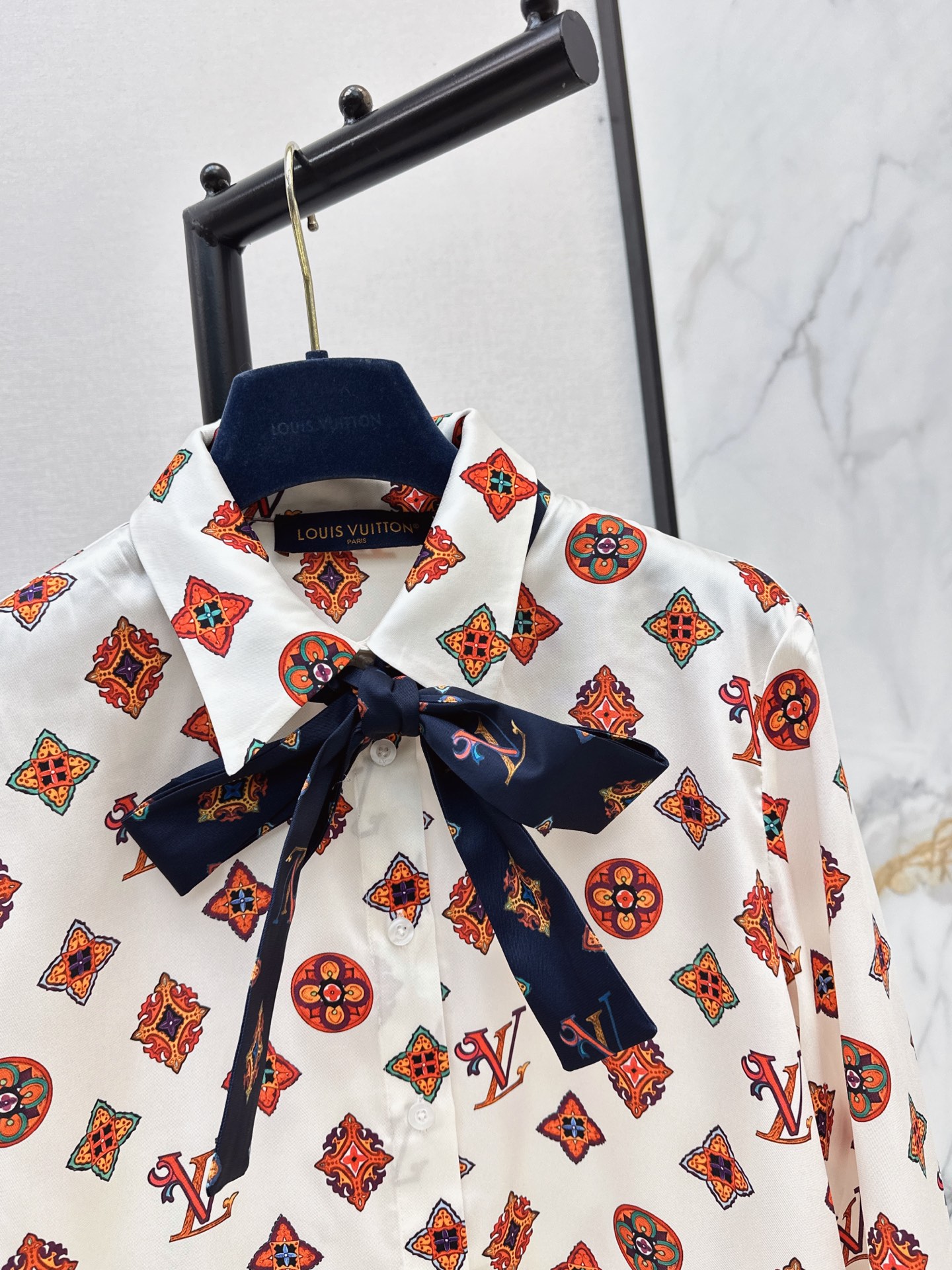 Loui 26fw print ribbon shirt