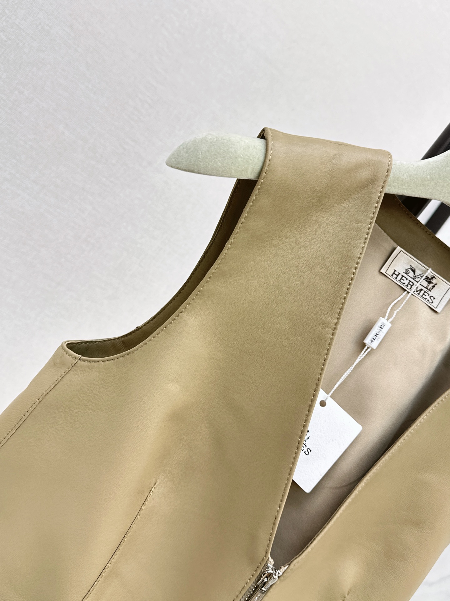 Her 26fw lether vest jacket