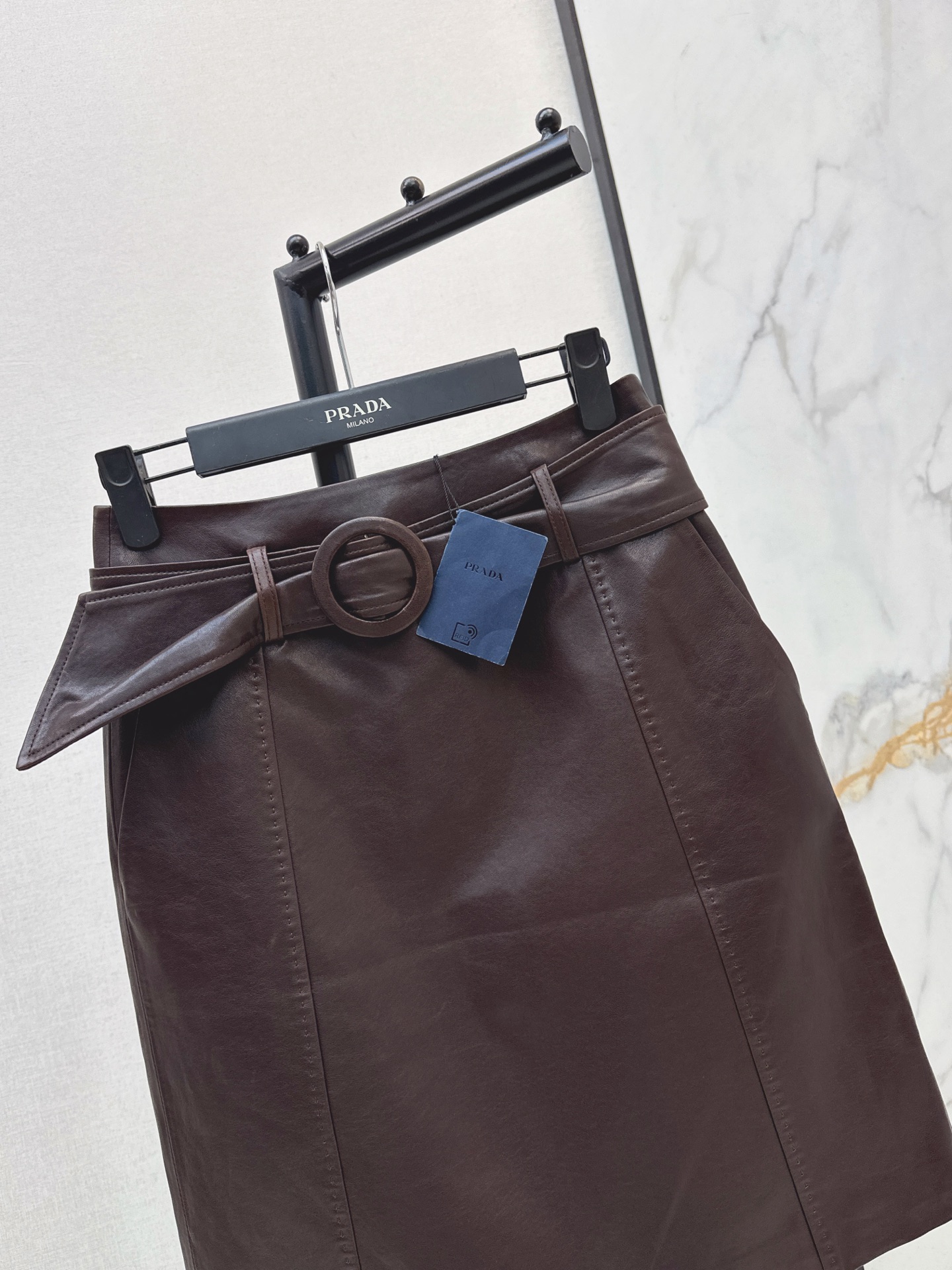 Pra 26fw leather belted skirt