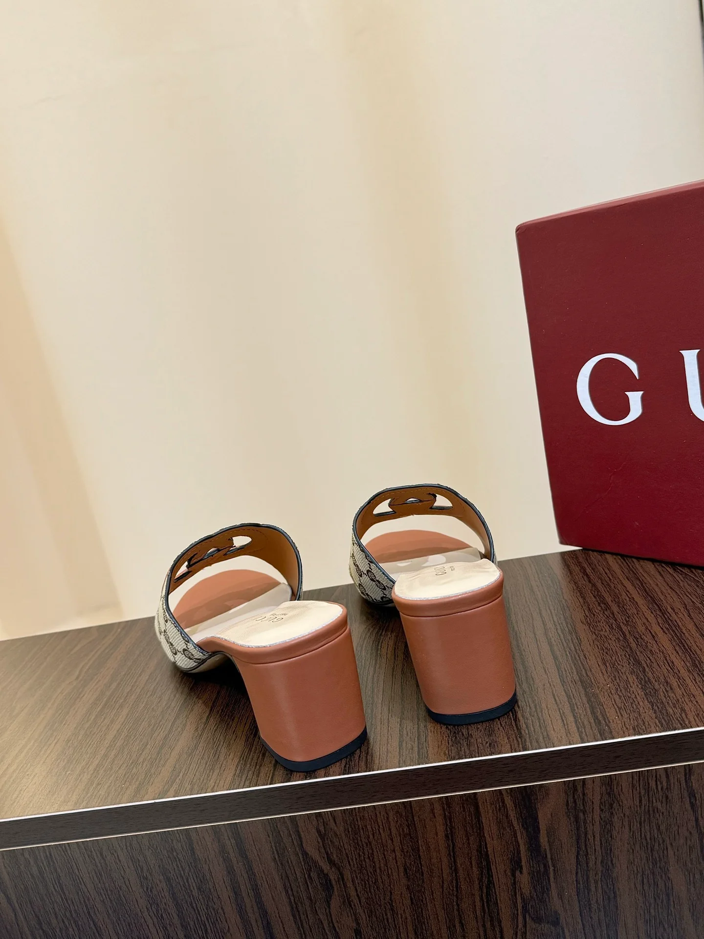 Gucc 25fw slide sandals