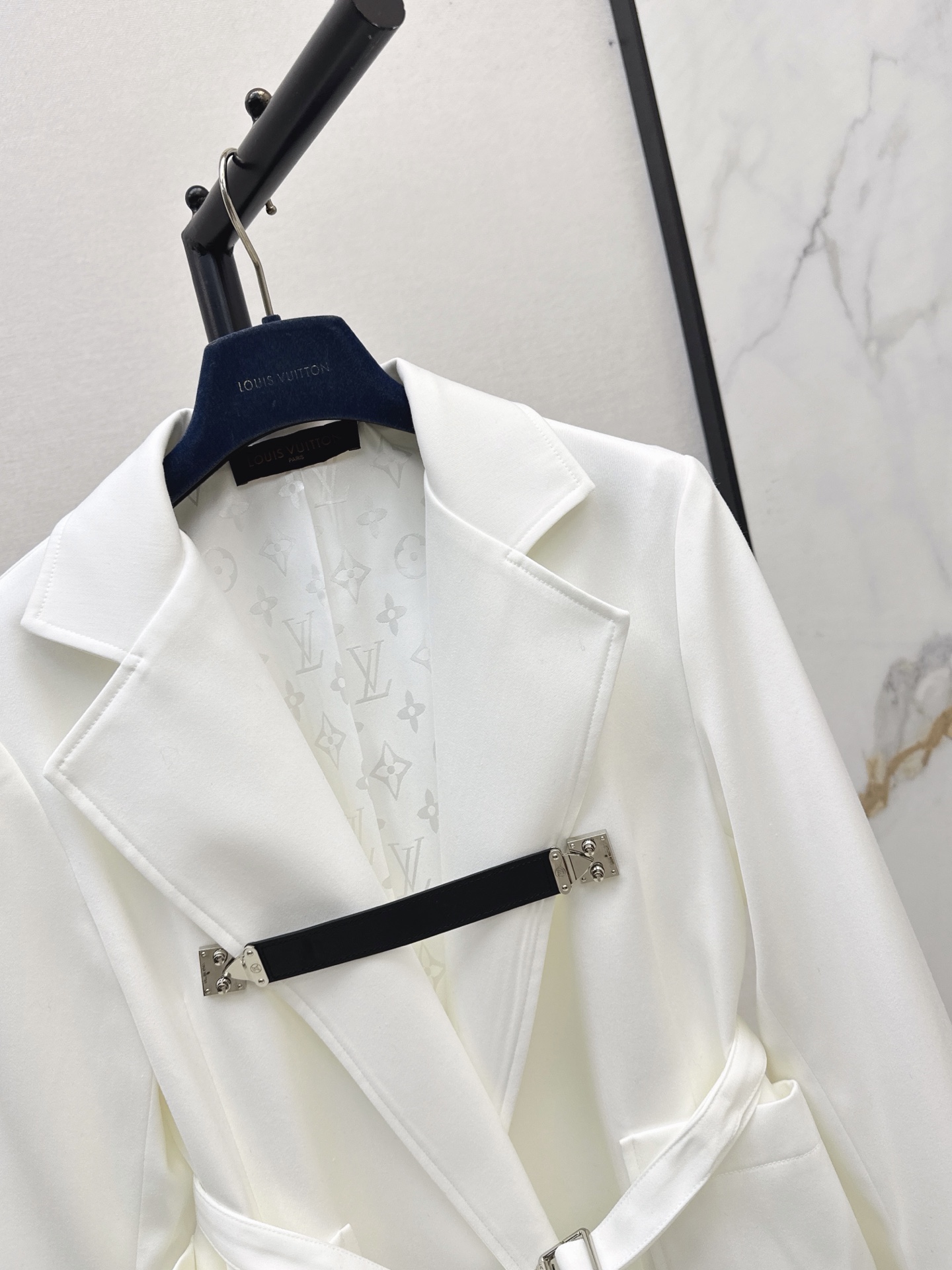 Loui 26fw hardware-strap belted blazer