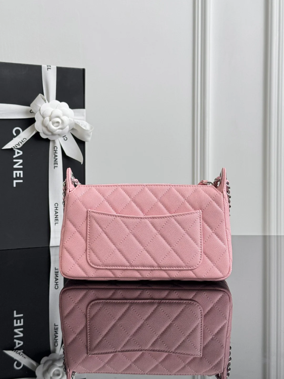 Chan 25B wallet on chain shoulder bags