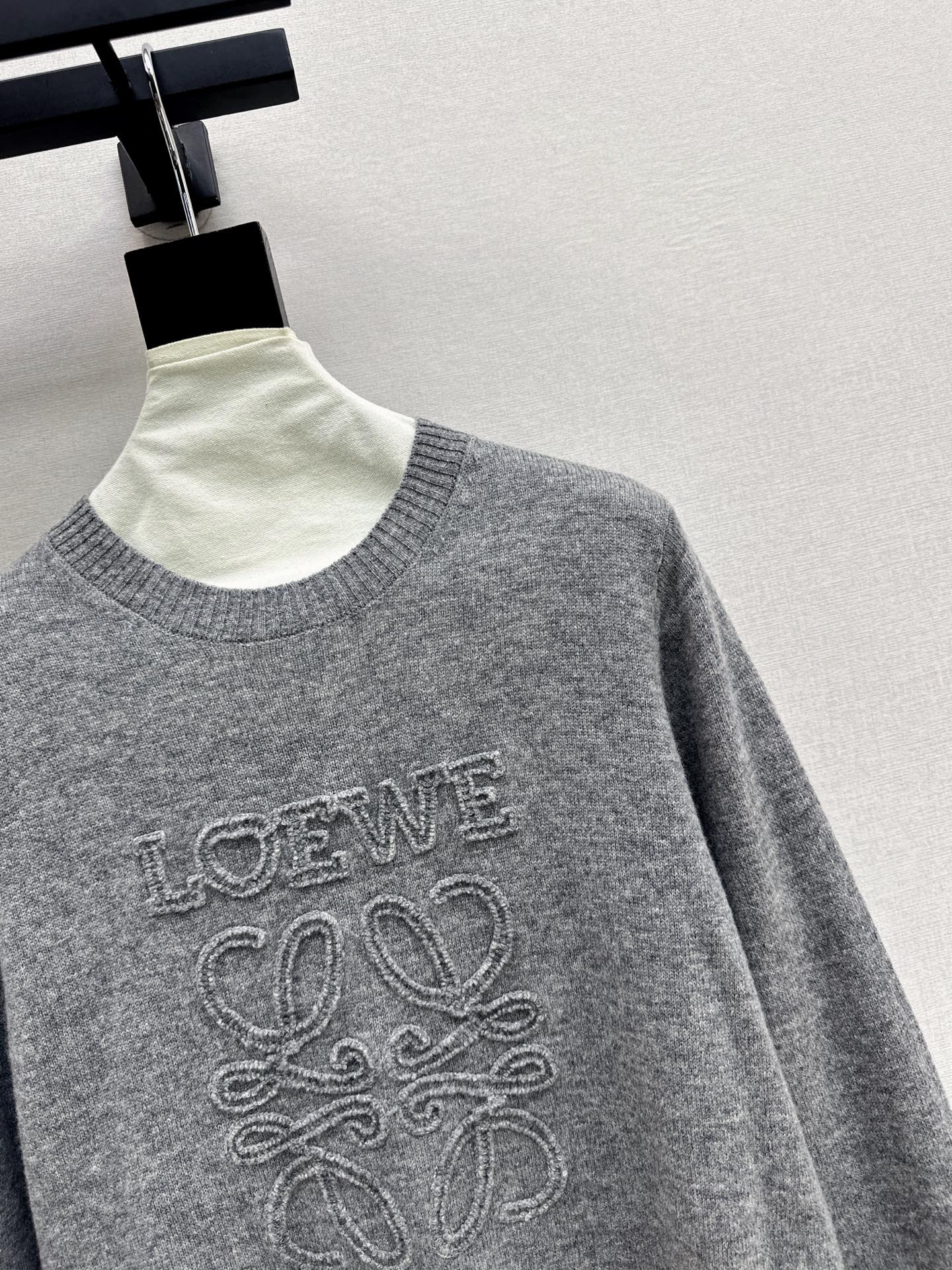 Loe 26fw embroidery sweater