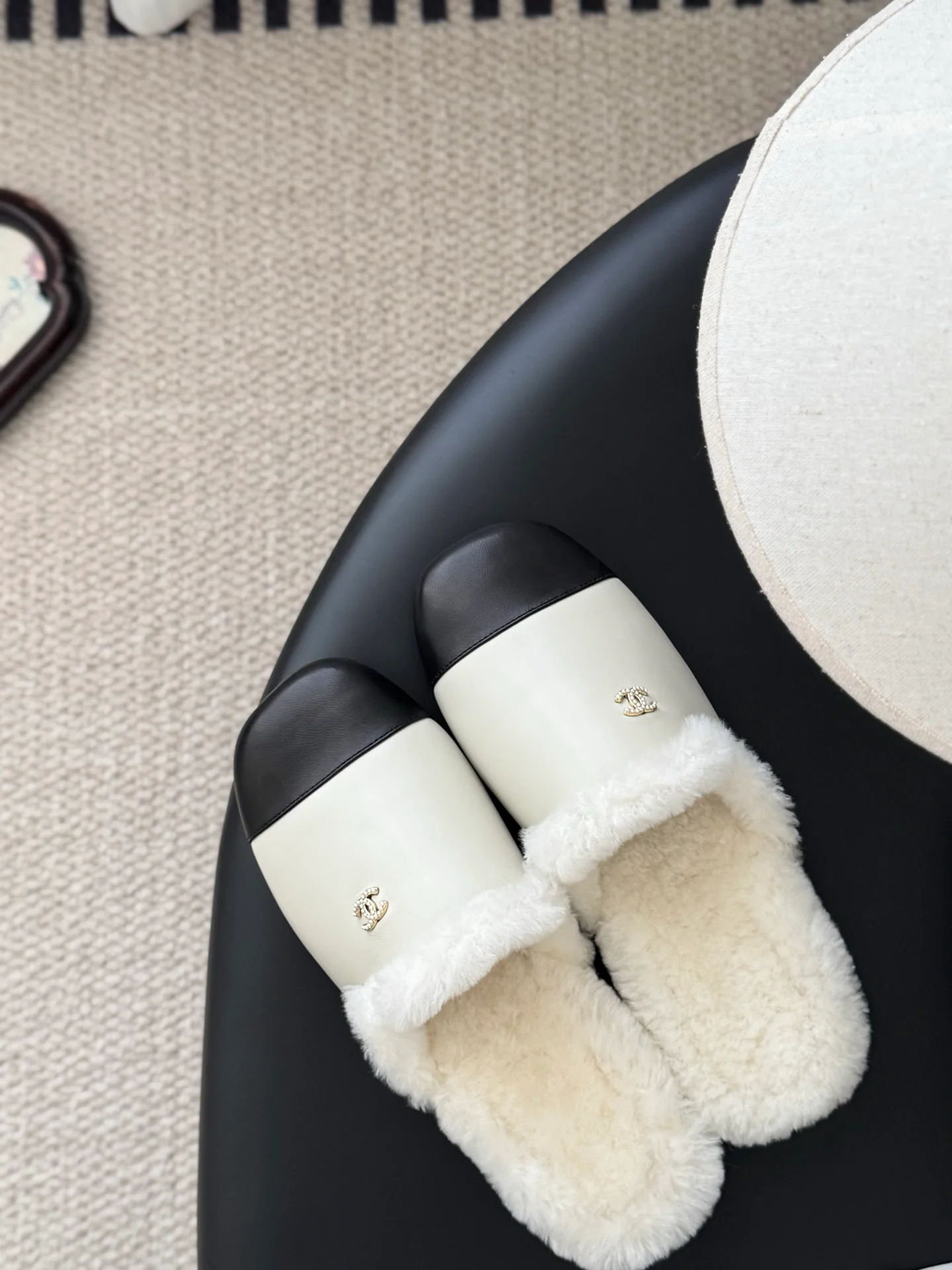 Chan 25fw fluffy slippers