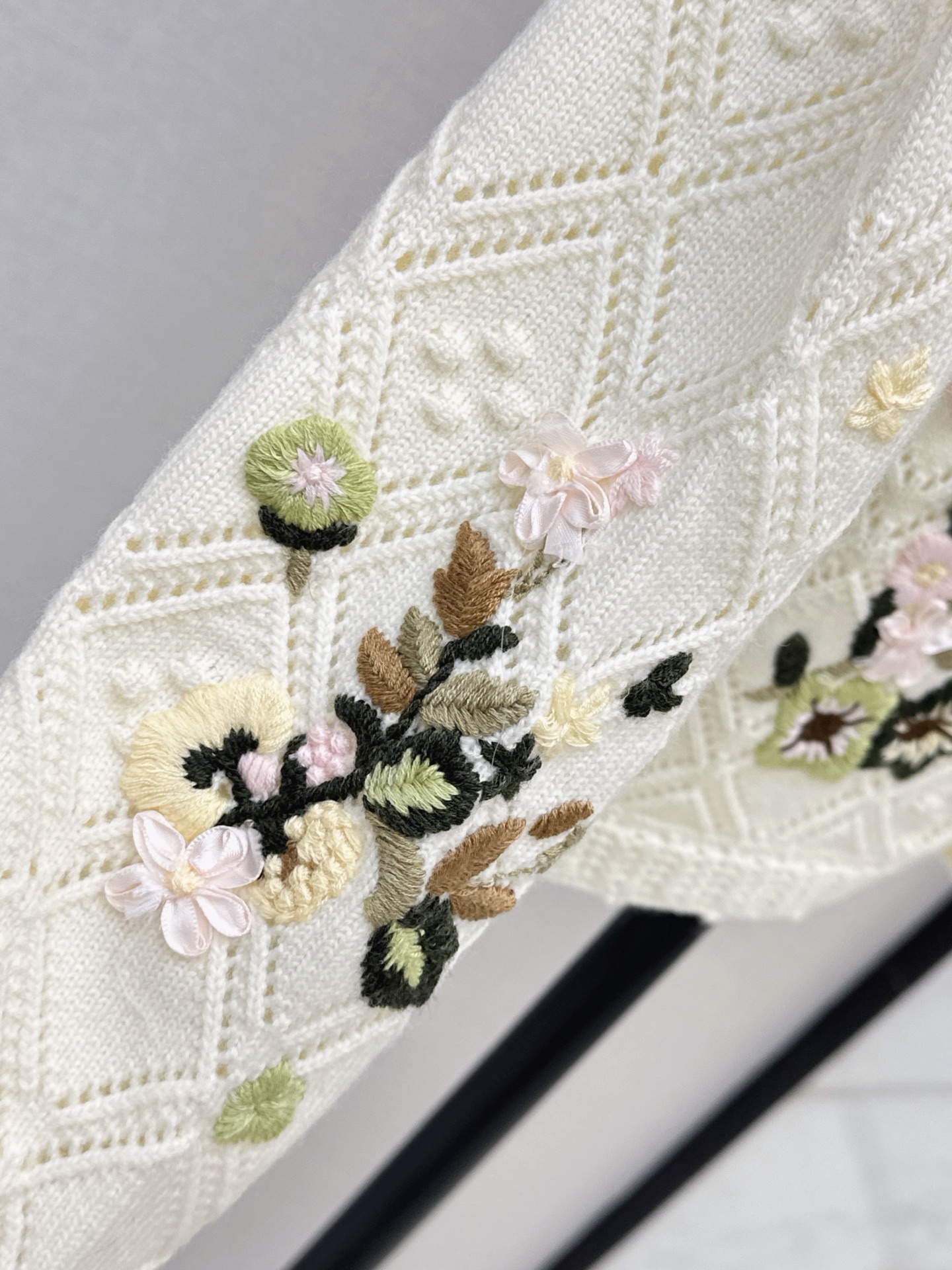 Chan 26fw embroidery knit casrdigan
