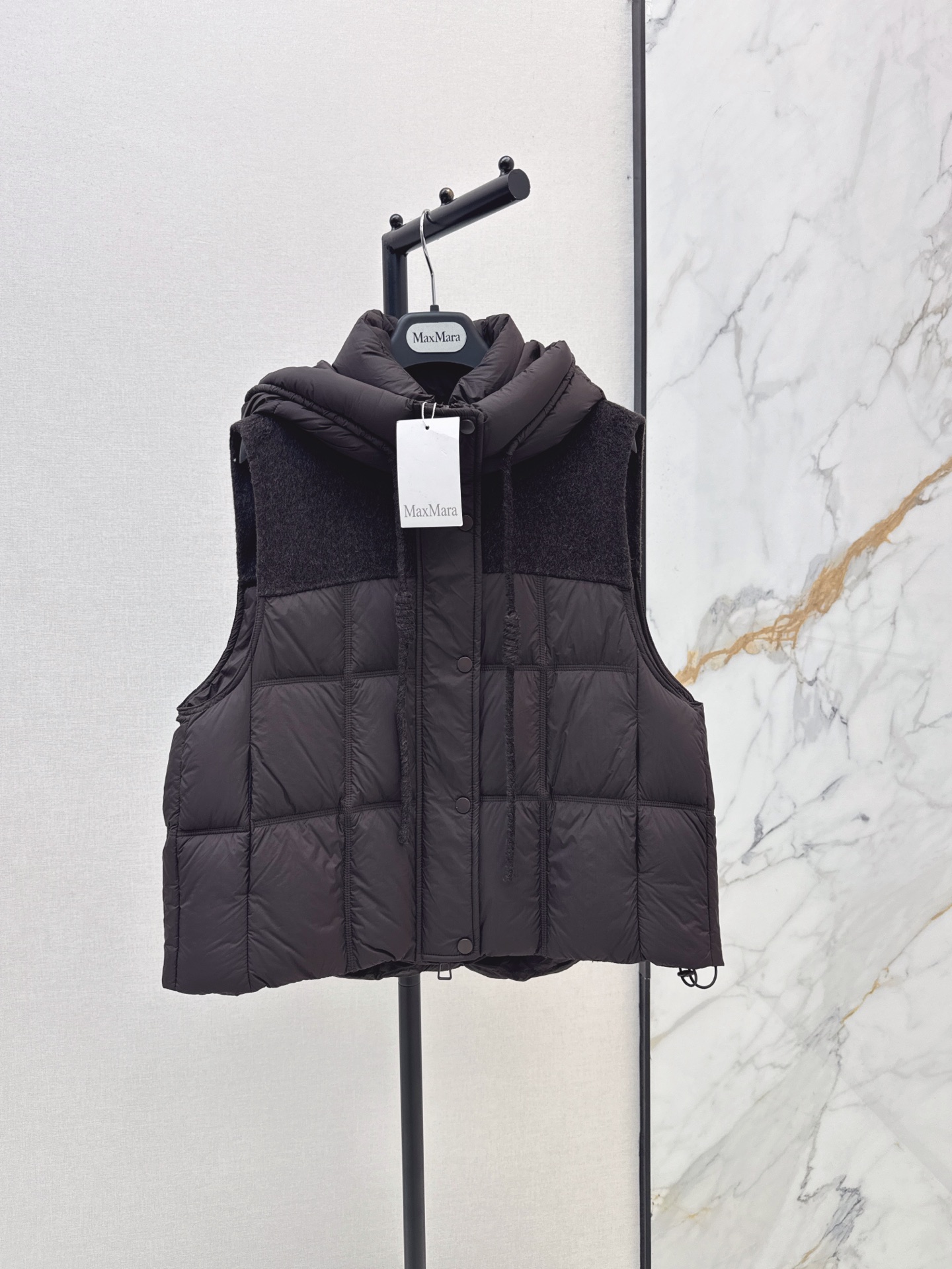 Max 26fw knit contract hooded down vest