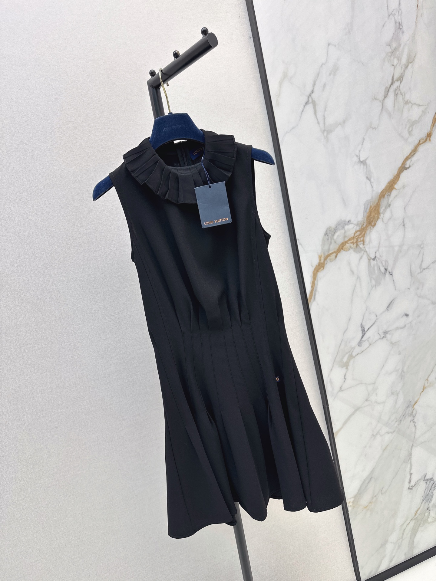 Loui 26fw sleeveless ruffle
