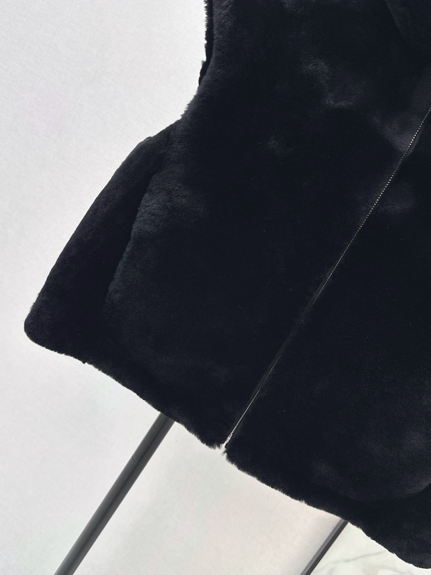 Pra 26fw faux-fur hooded vest jacket