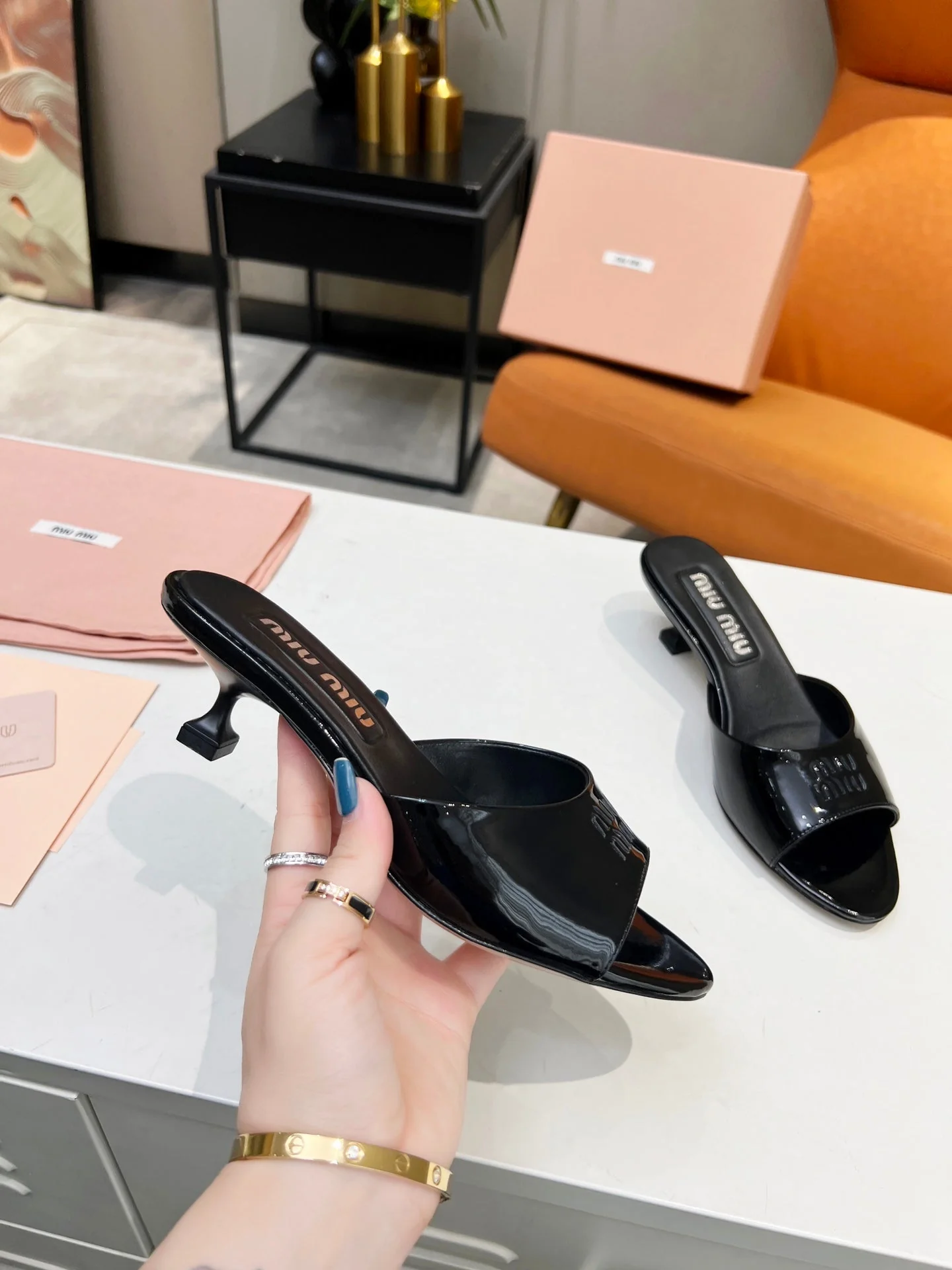 MI leather slippers