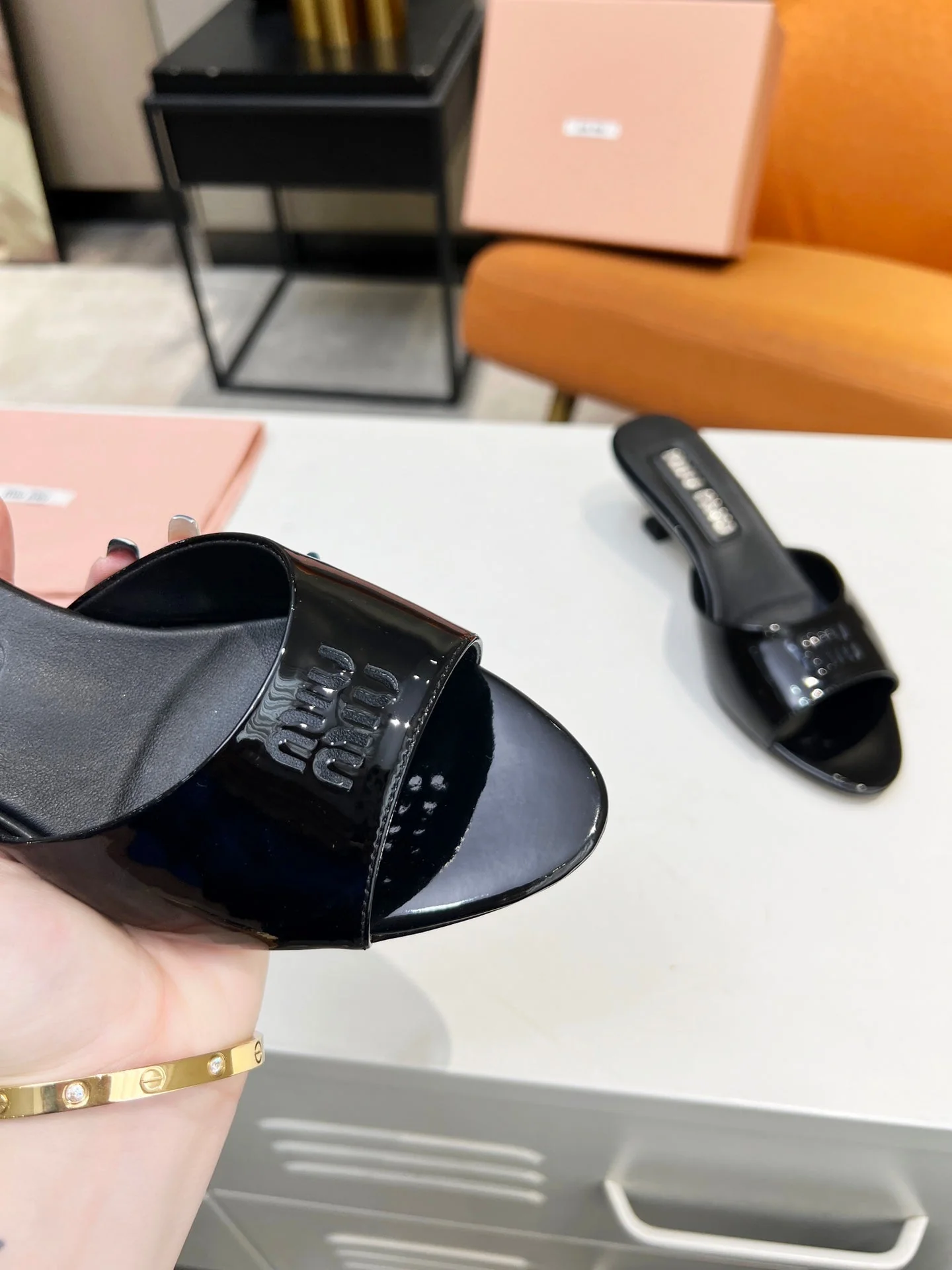 MI leather slippers