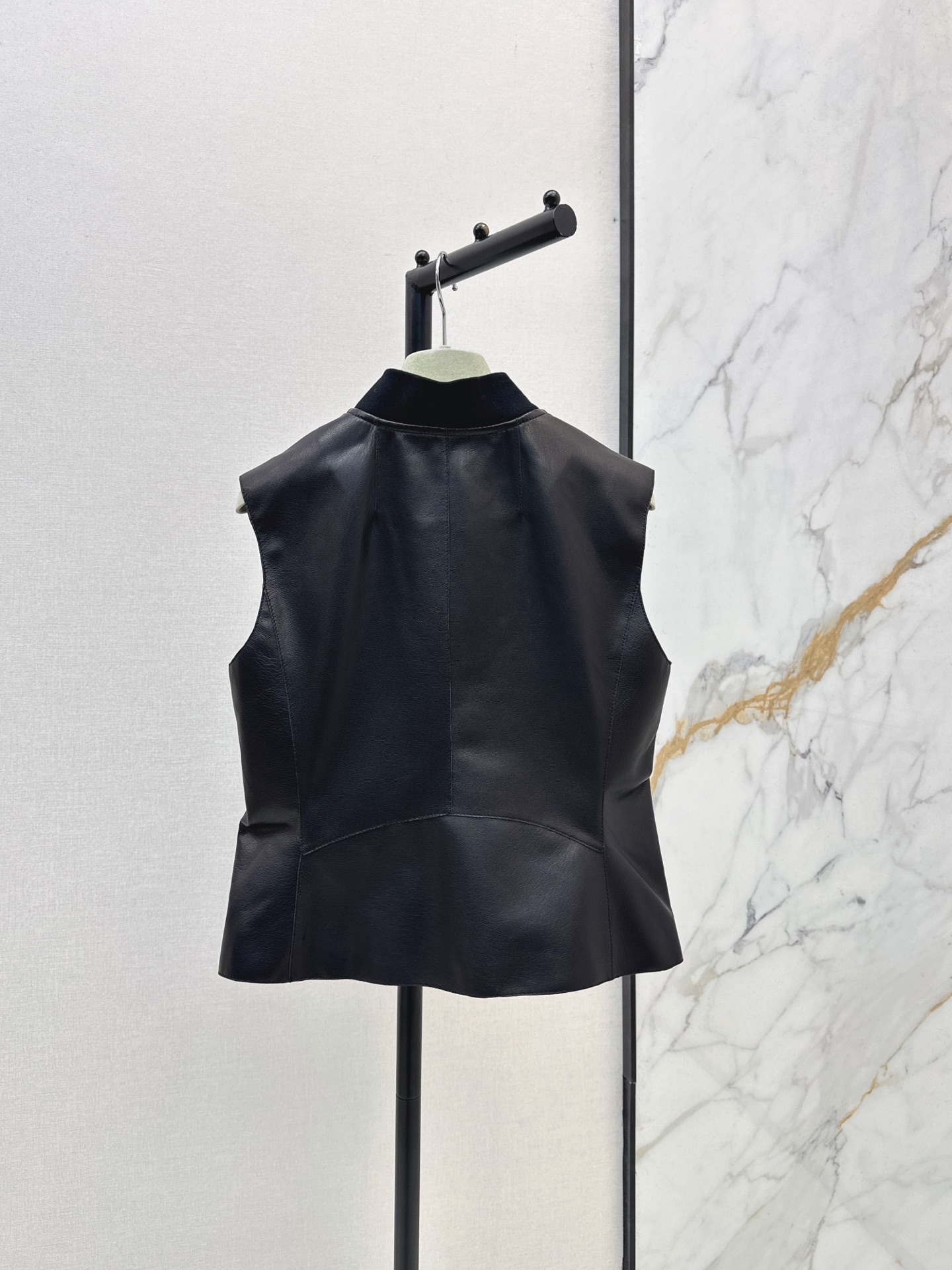 Her 26fw leather vest jacket