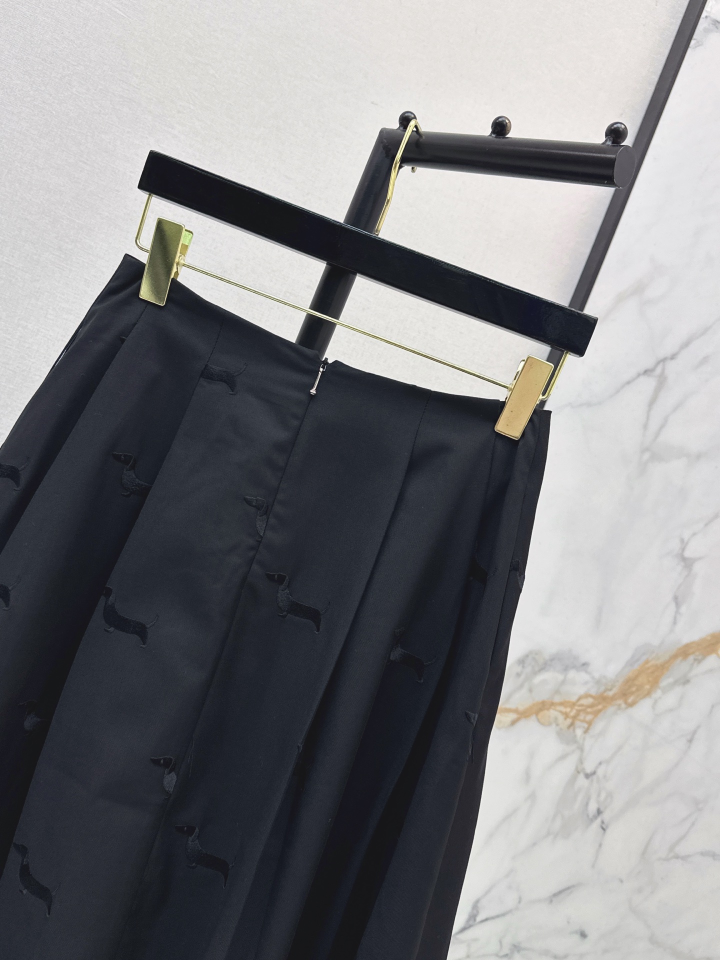 Thom 26fw embroidery skirt