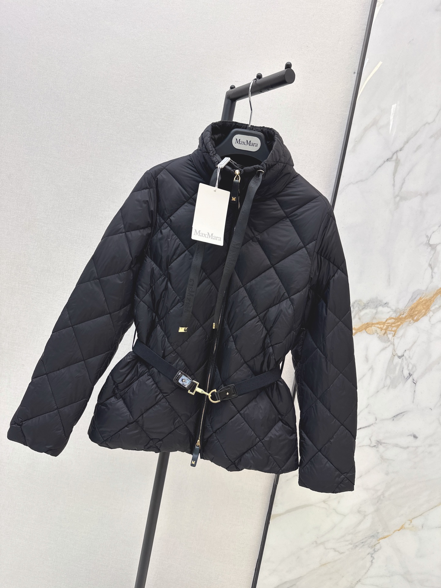 Max 26fw stand-collar belted down jacket