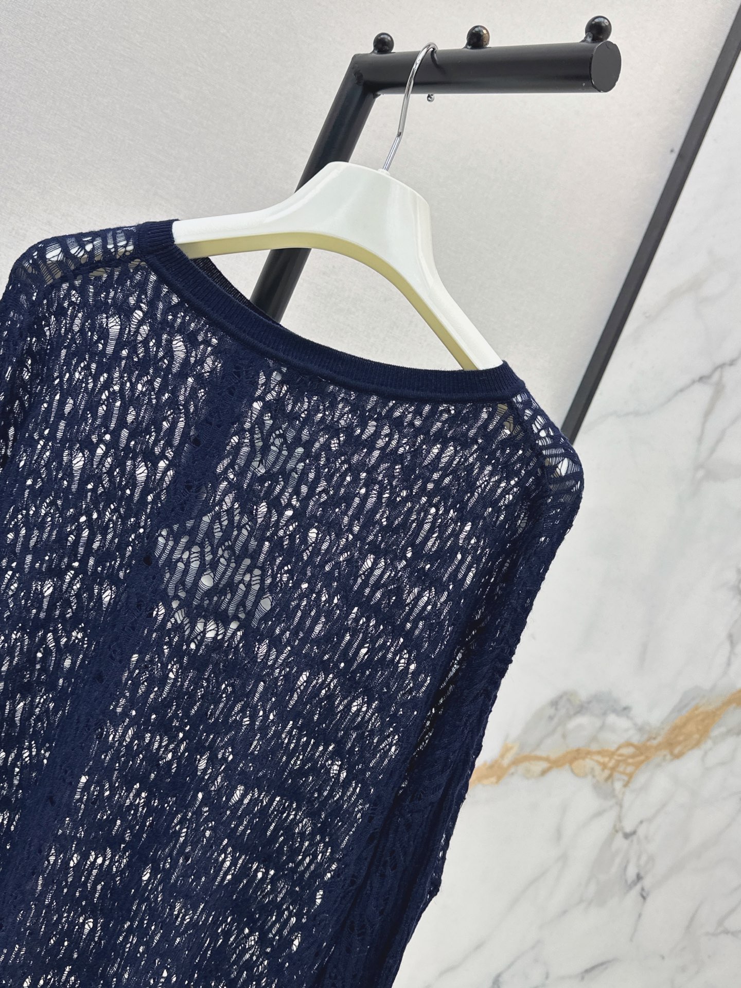 Loe 26fw hollow knit top