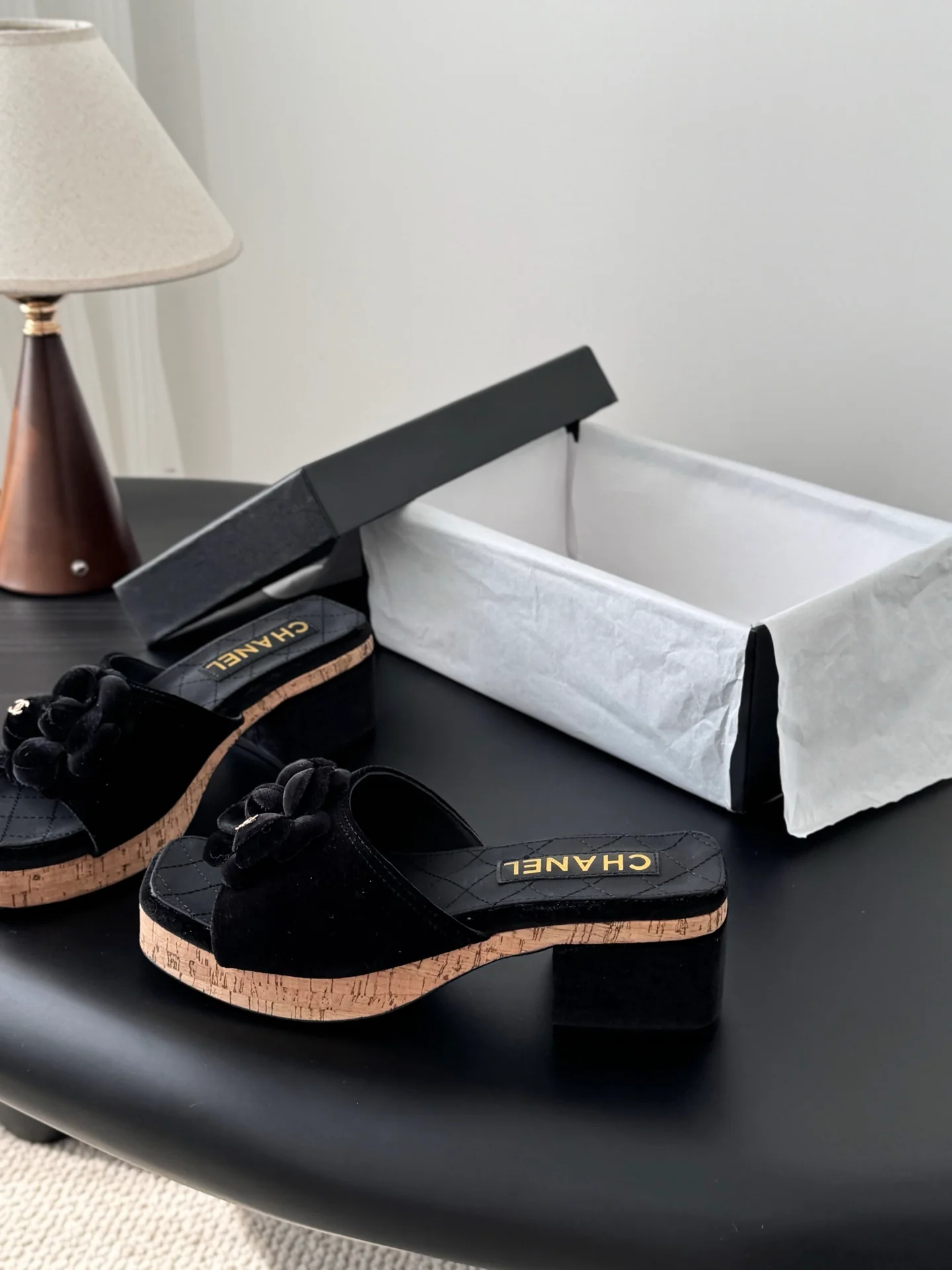 Chan 26ss camellia sides sandals