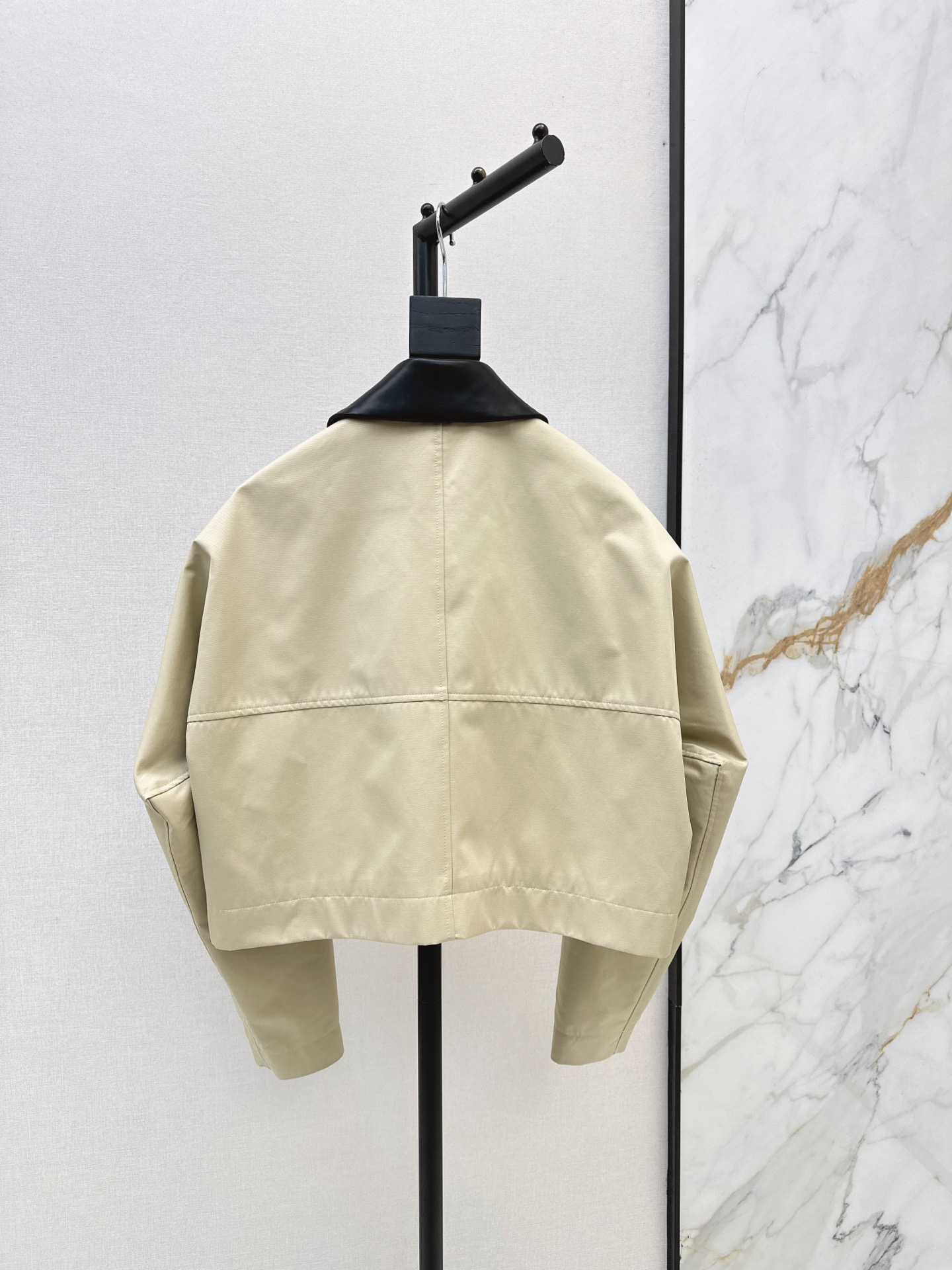 Giv 26fw contrast leather-collar cropped jacket